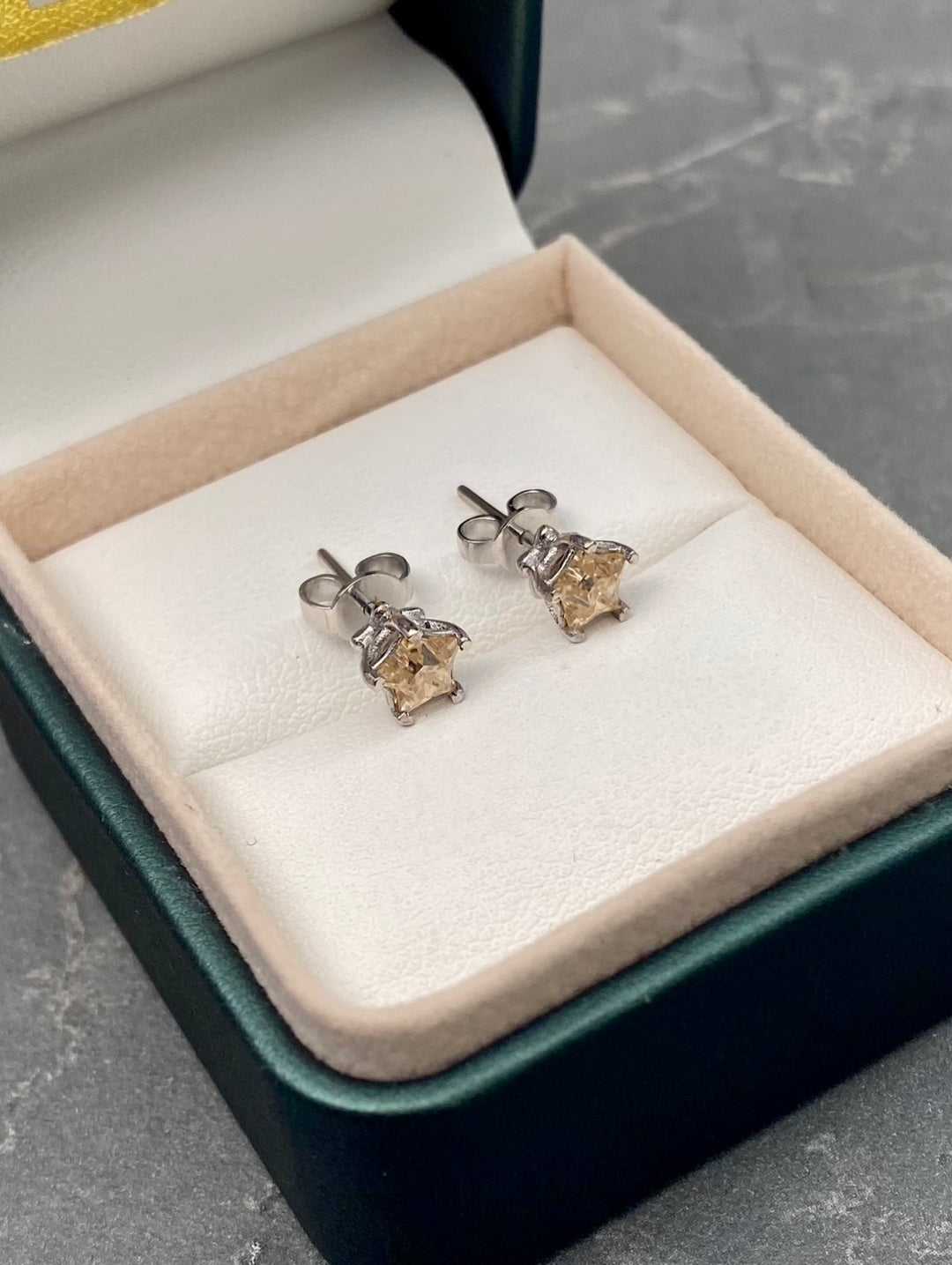 Topos estrella isabella con 90pts de moissanita champagne 1.9gr — Oro Blanco