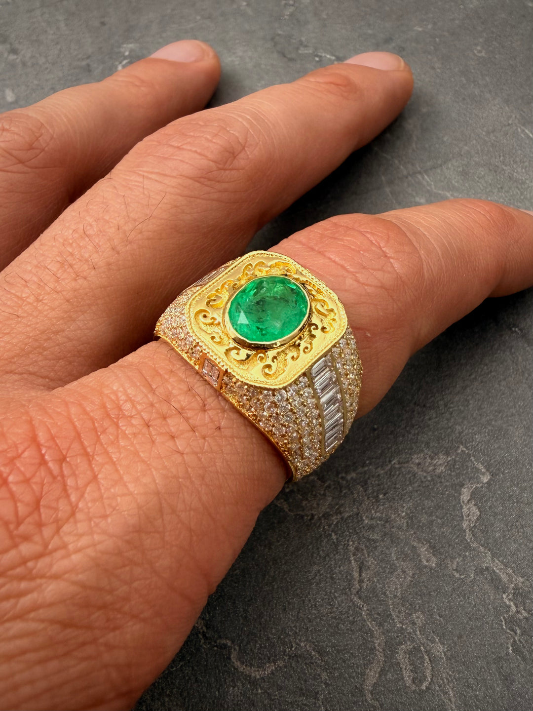 Anillo con 187pts de esmeralda y 277pts de diamantes 13.3gr / Talla 10 — Oro Amarillo