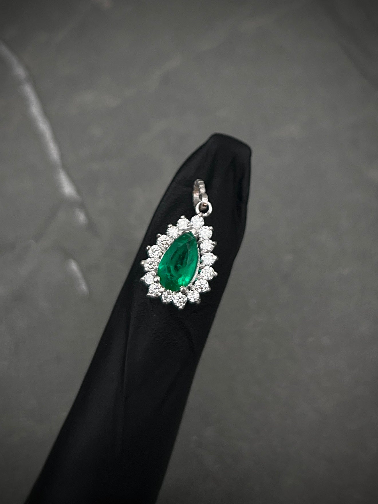 Dije De GOta Con 69Pts De Esmeraldas Y 46Pts Diamante Blanco 1.9gr / Largo 2.1cm / Oro Blanco (Joya) M