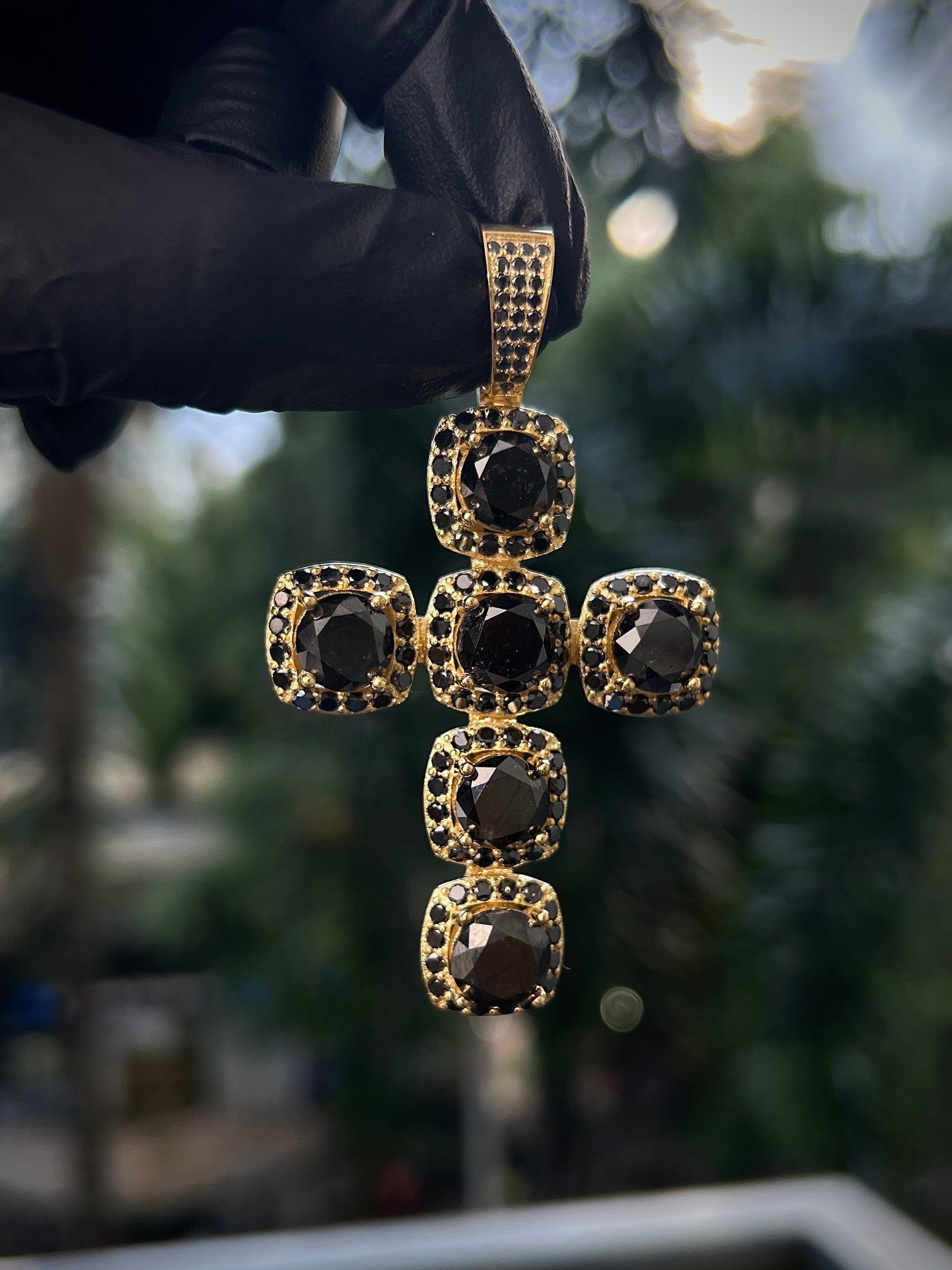 Dije Cruz Con 1.933Pts Centrales Y 415Pts Laterales Diamante NEgro 38.15gr / Largo 7.0cm / Oro Amarillo (Joya) M