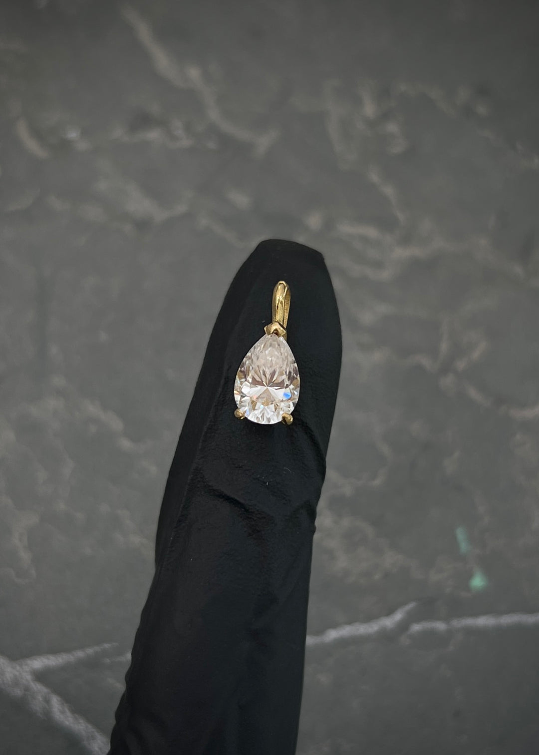 Dije con 131pts de moissanita 1.15gr / Largo 1.3cm — Oro Amarillo
