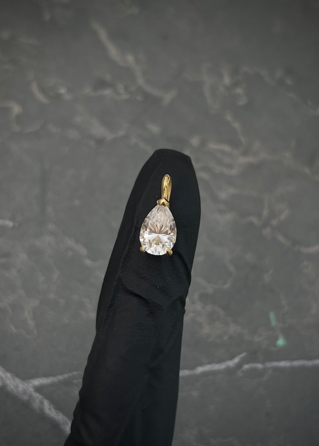 Dije con 168pts de moissanita 0.8gr / Largo 1.2cm — Oro Amarillo