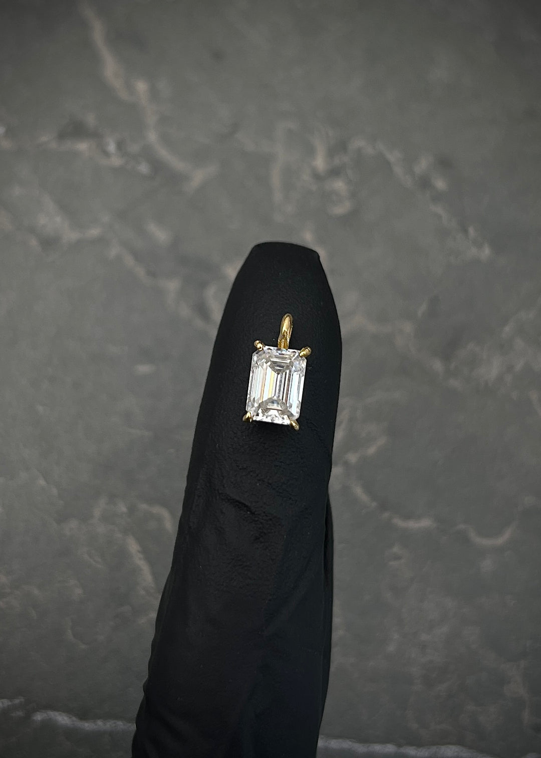 Dije con 100pts de moissanita 0.6gr / Largo 1cm — Oro Amarillo
