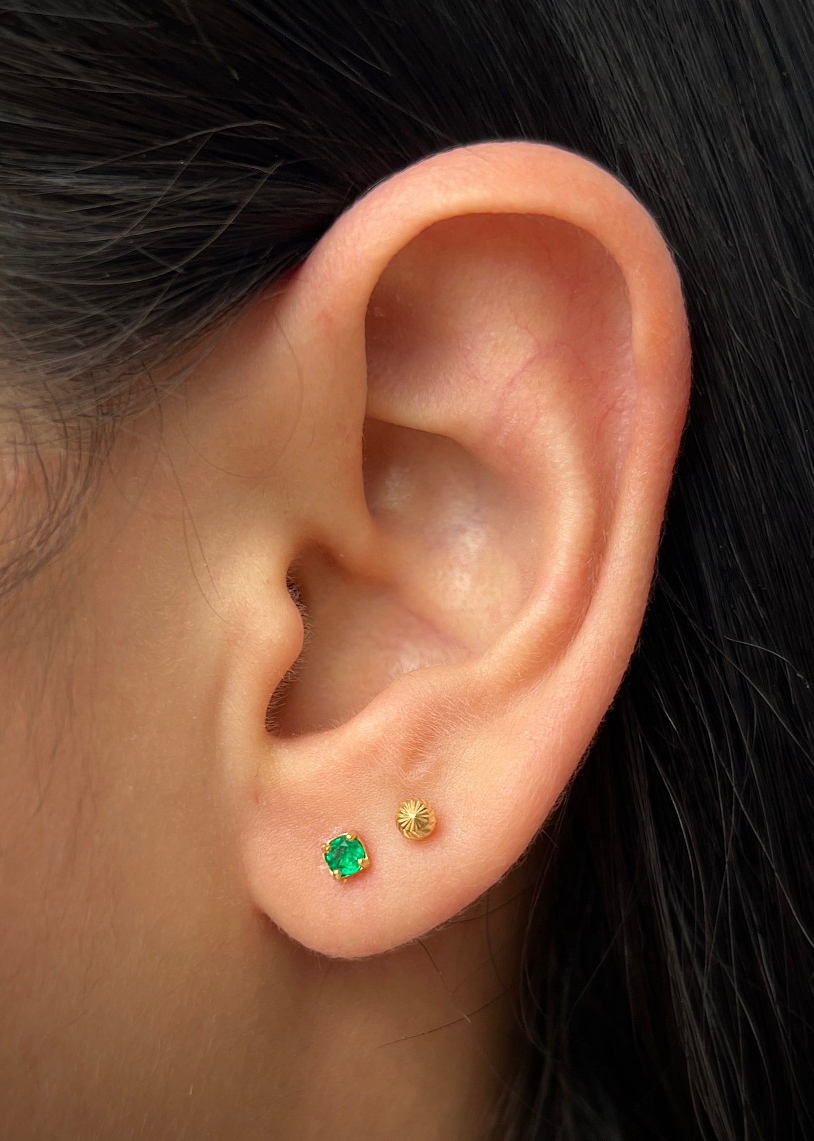 Topos con 27pts de Esmeralda 0.6gr / 0.33cm / 3.3mm — Oro Amarillo