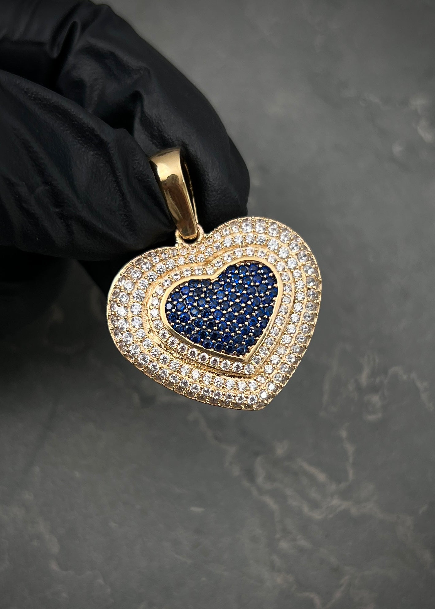 Dije corazon con wsarovski blanco y negro 8.9gr / Largo 3.5cm / Oro Amarillo Nac P