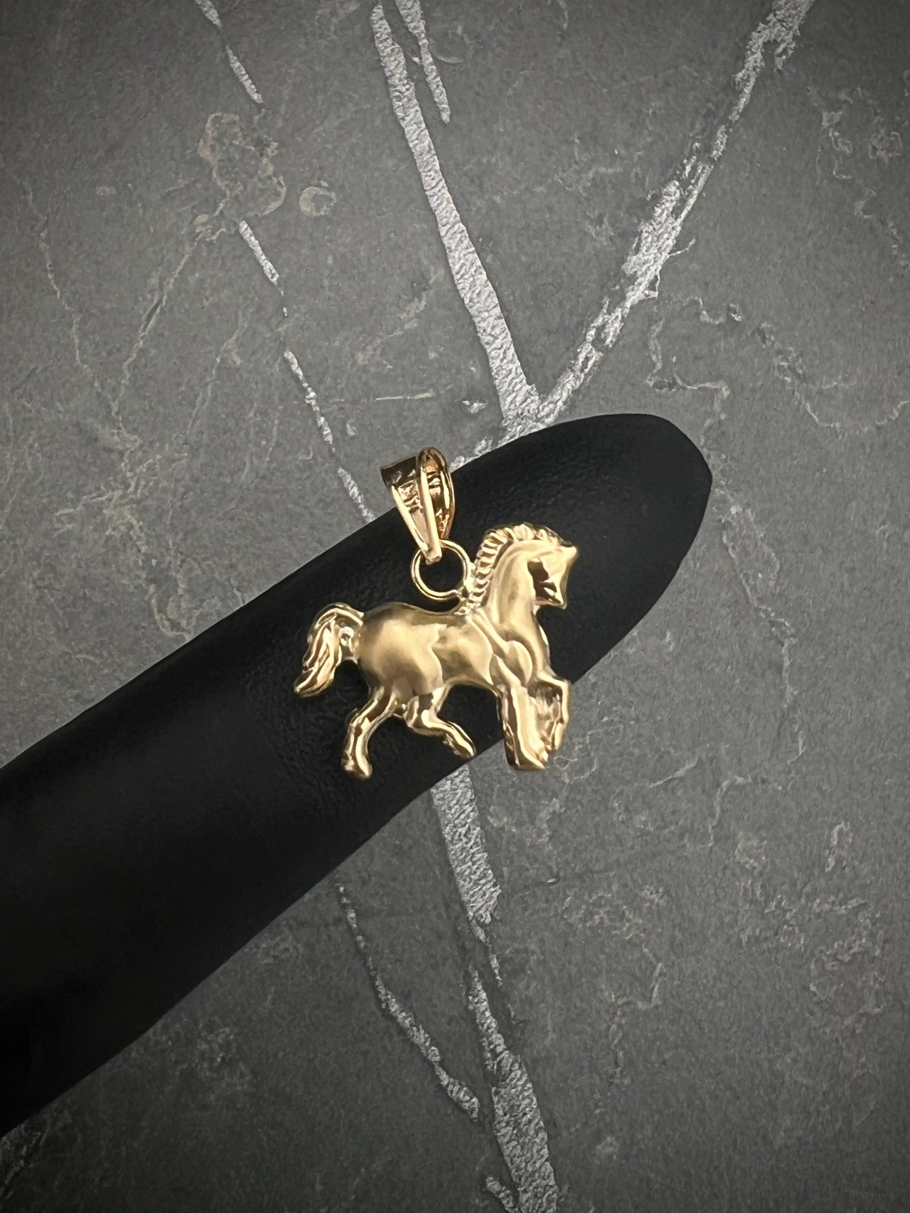 Dije Caballo 0.9gr / 1.7cm / 15.4mm — Oro Amarillo