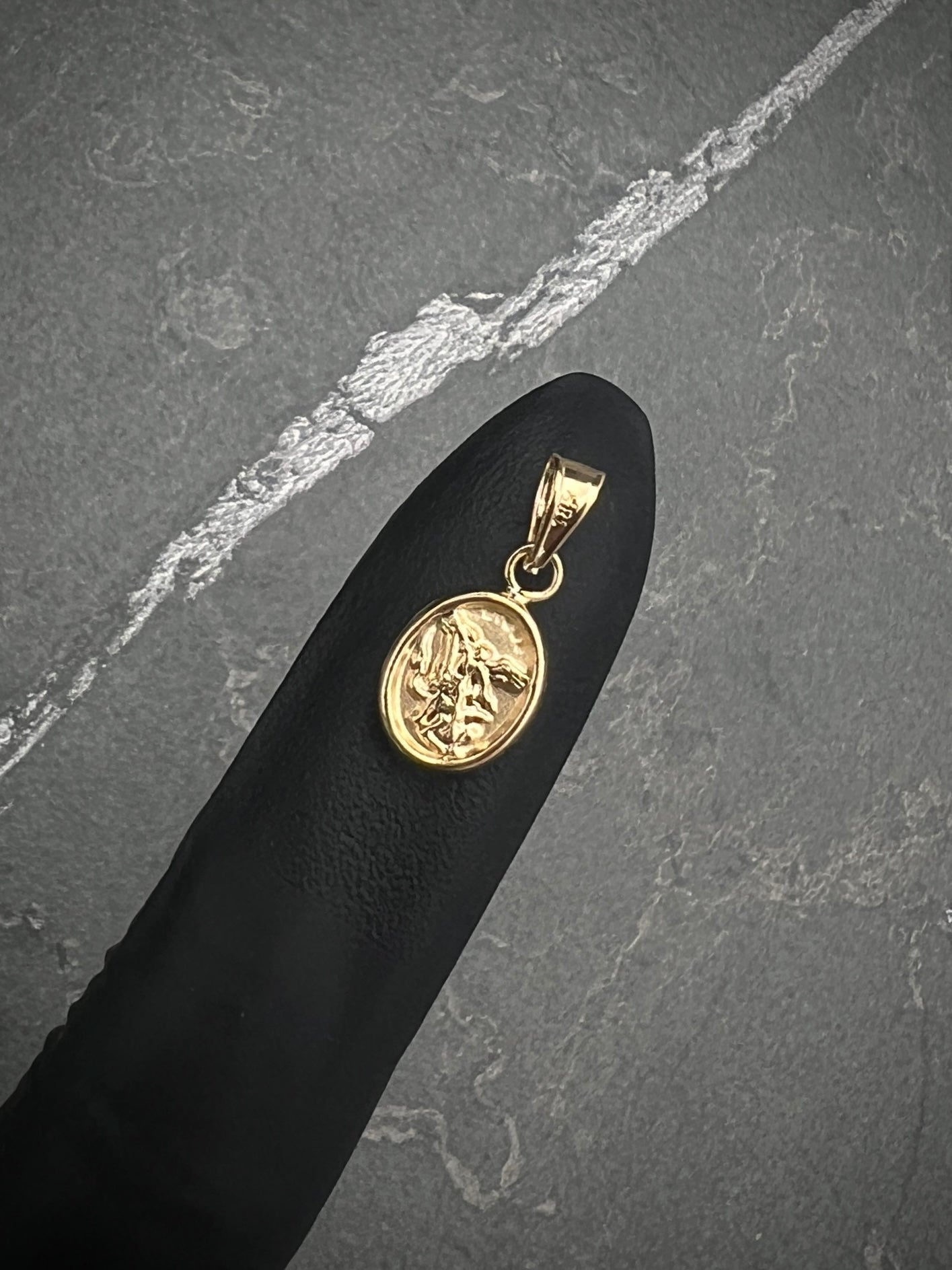 Dije de arcangel san miguel. 0.5gr / Largo 1.7cm / Oro Amarillo Nac P