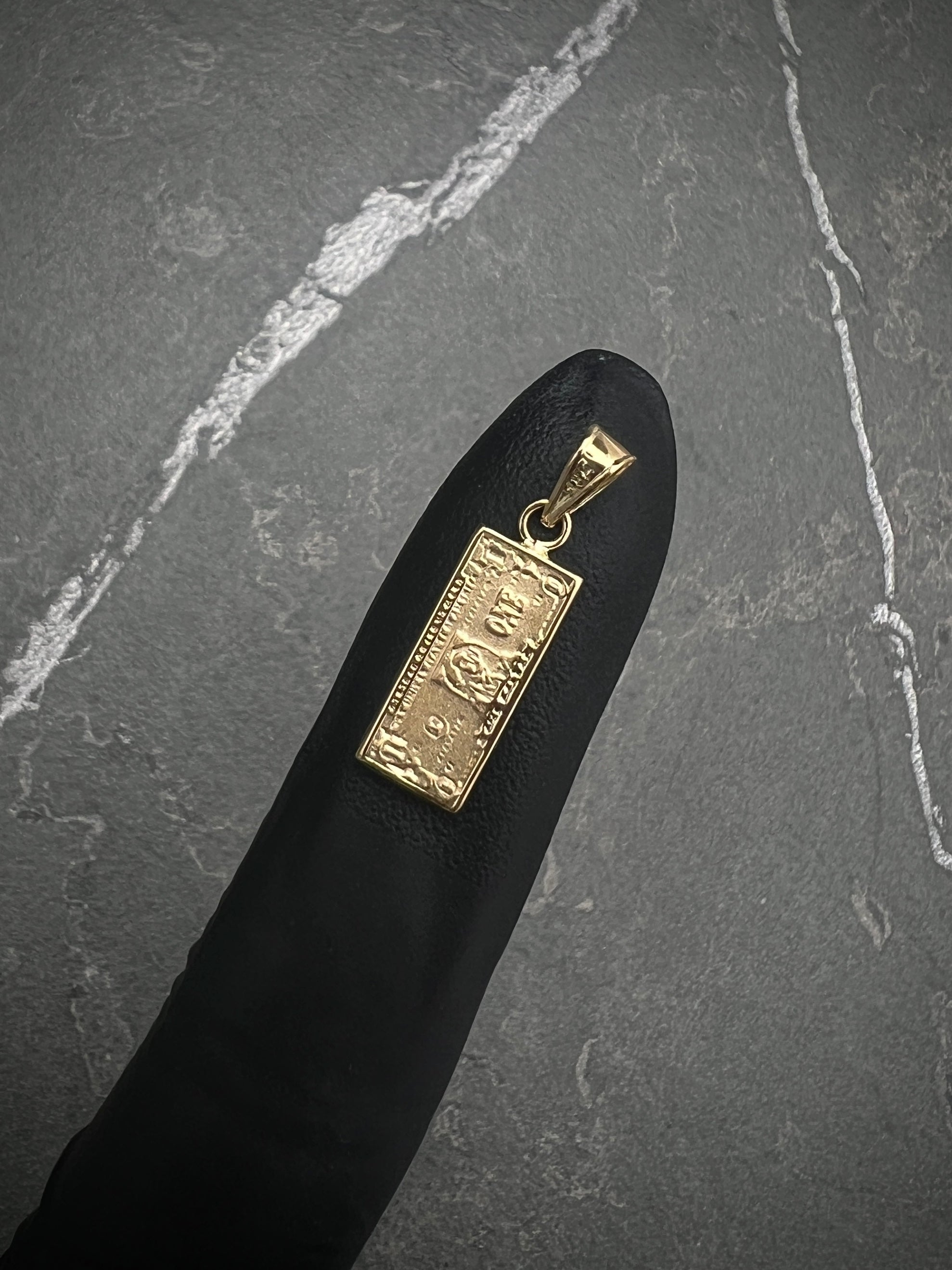Dije dolar 0.8gr / Largo 2.3cm — Oro Amarillo