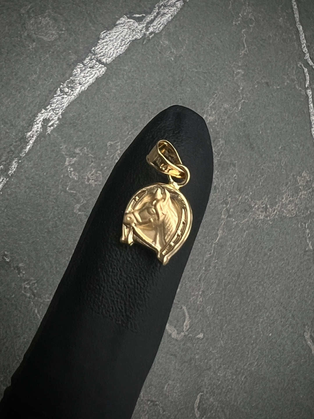 Dije de herradura de caballo 0.5gr / Largo 1.7cm — Oro Amarillo