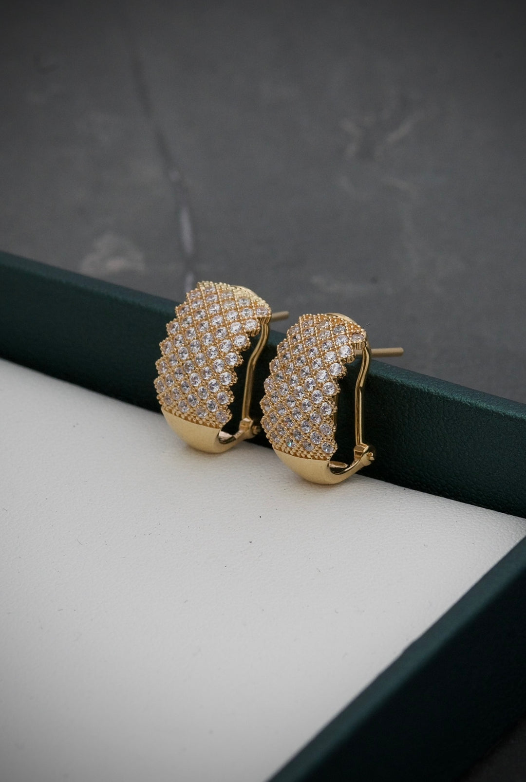 Aretes con swarovski blanco 4.35gr / 1cm — Oro Amarillo