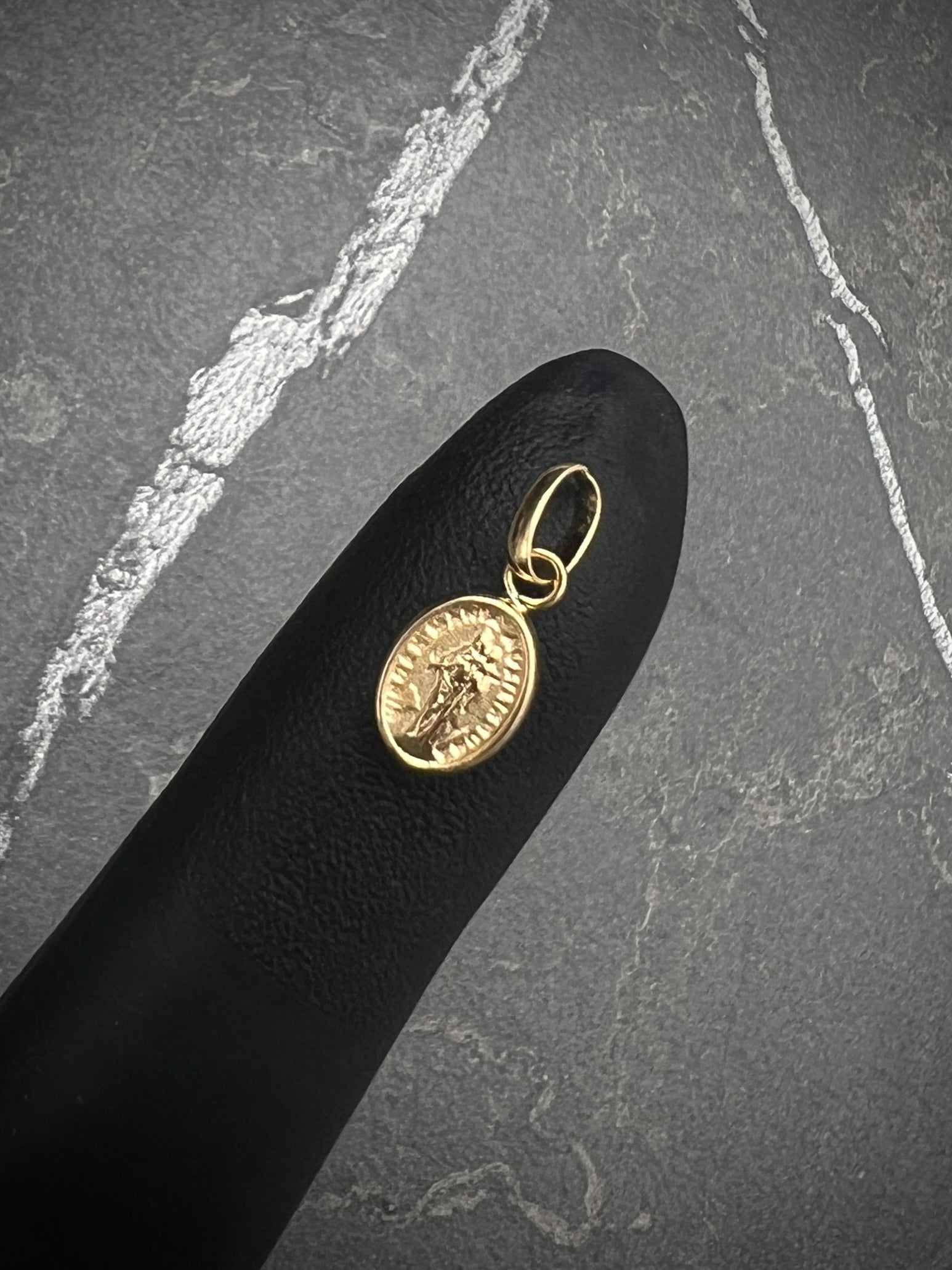 Dije virgen maria auxiliadora 0.35gr / Largo 1.5cm / Oro Amarillo Nac P
