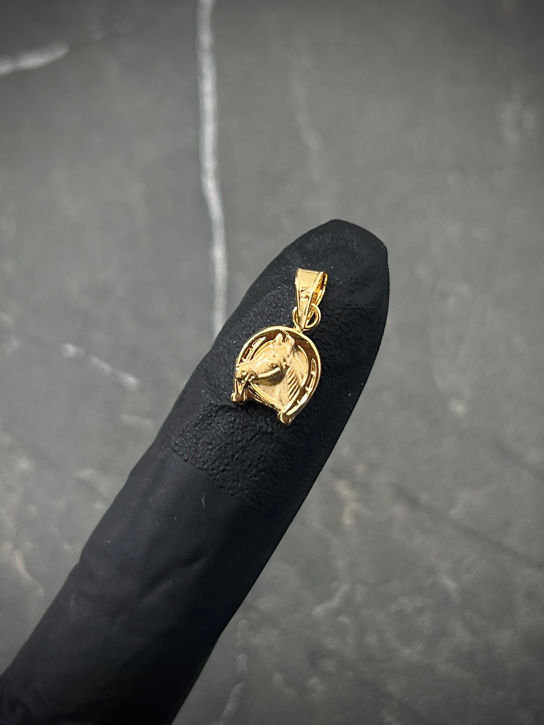 Dije herradura de caballo 0.55gr / Largo 1.5cm — Oro Amarillo