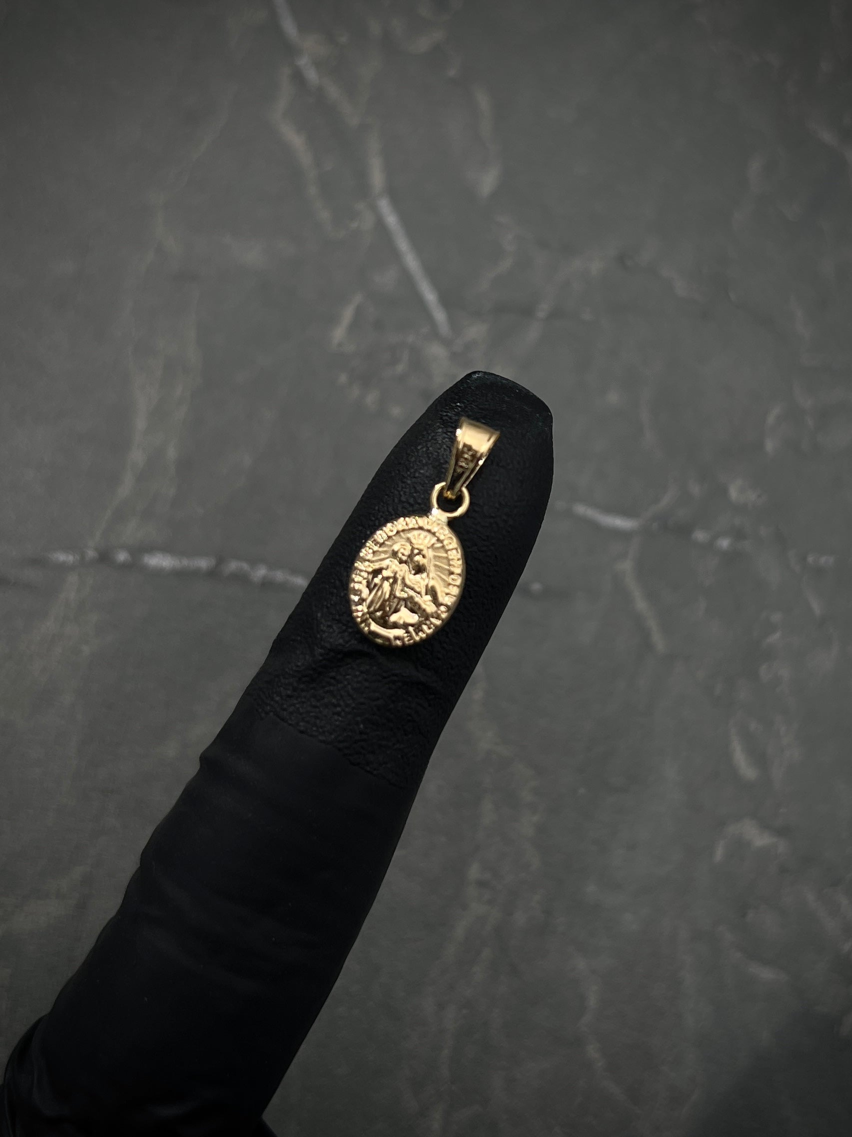 Dije virgen del carmen 0.45gr / Largo 1.7cm / Oro Amarillo Nac B