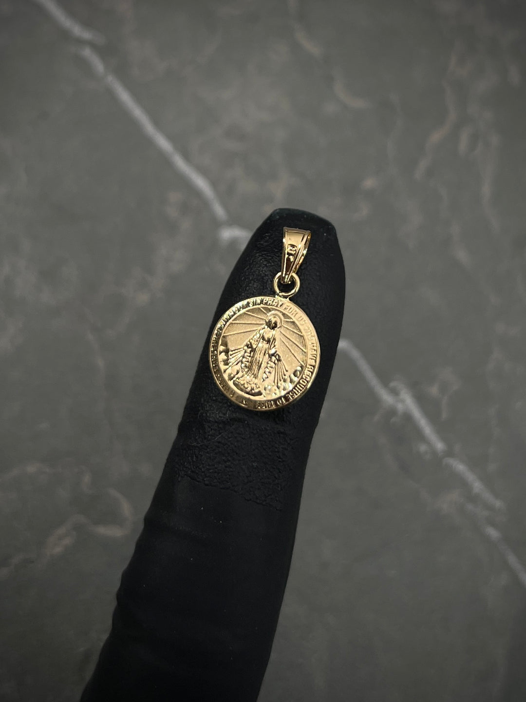Dije virgen milagrosa 0.7gr / 1.9cm / 12mm — Oro Amarillo