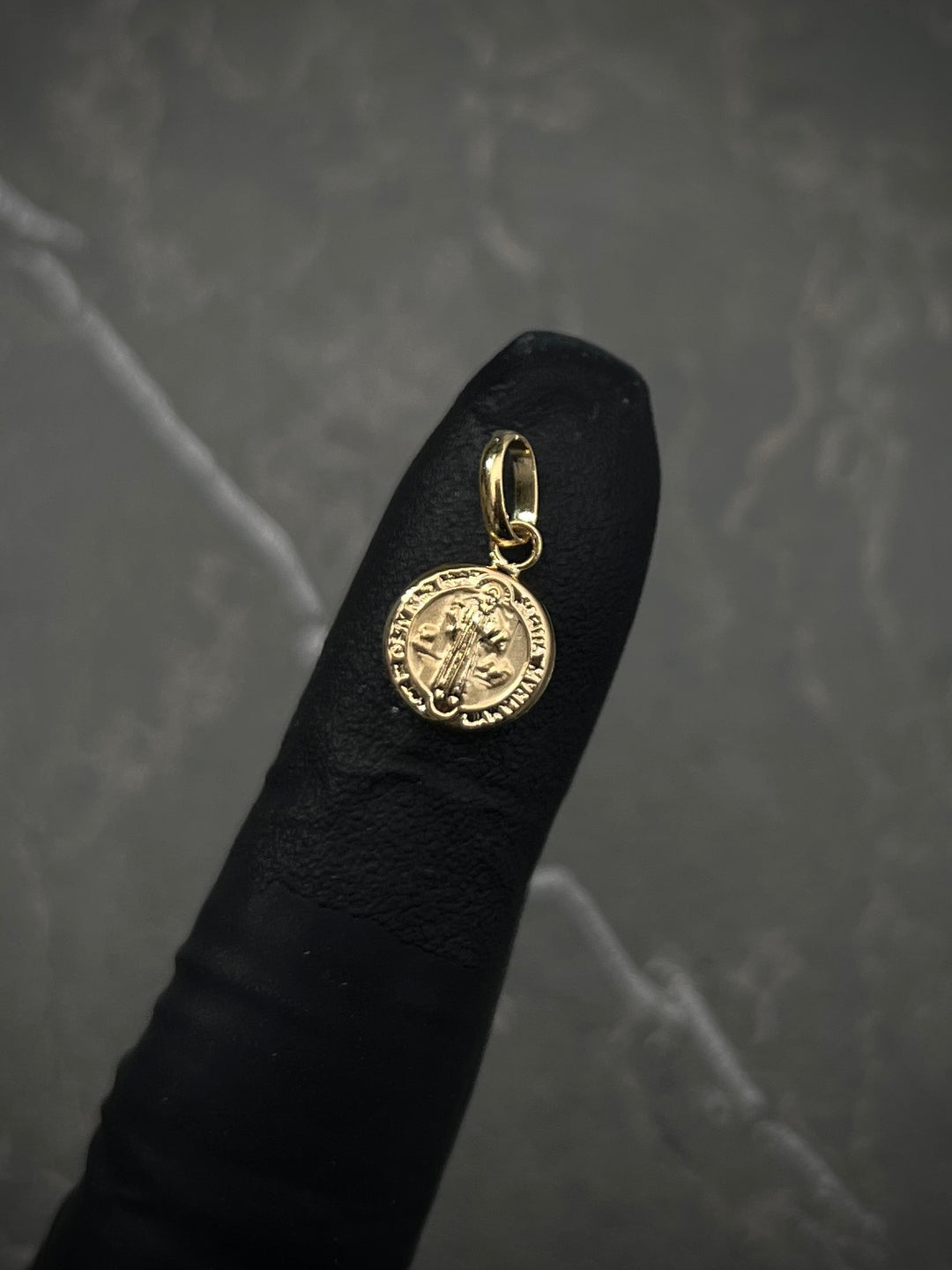 Dije san benito 0.4gr / Largo 1.5cm — Oro Amarillo