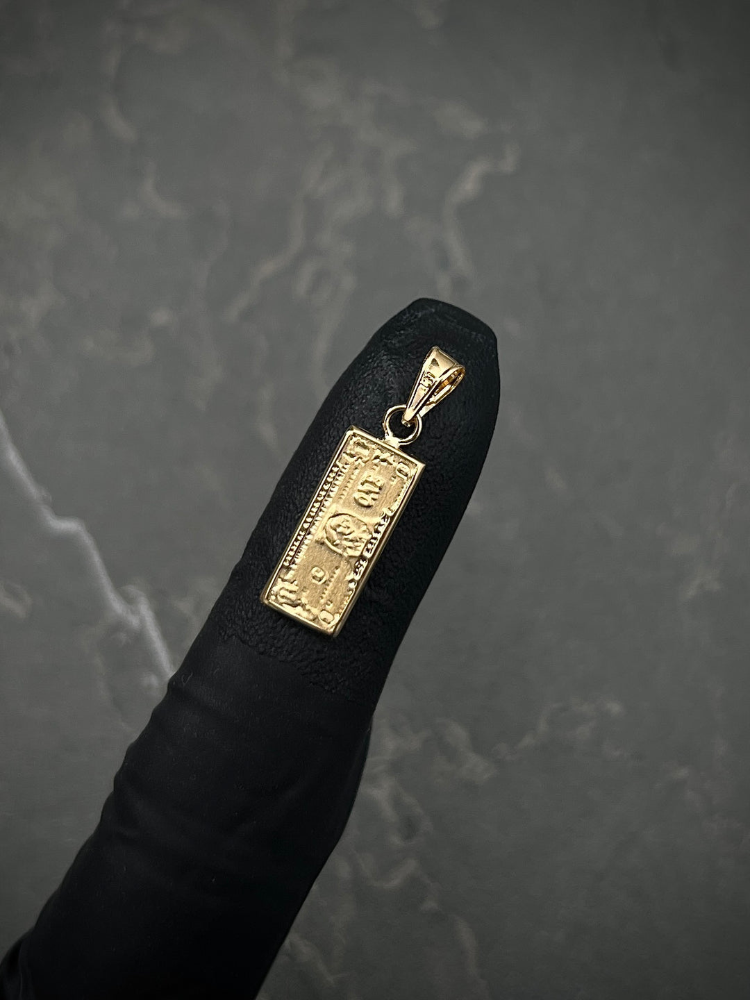 Dije dolar 0.8gr / Largo 2,3cm — Oro Amarillo