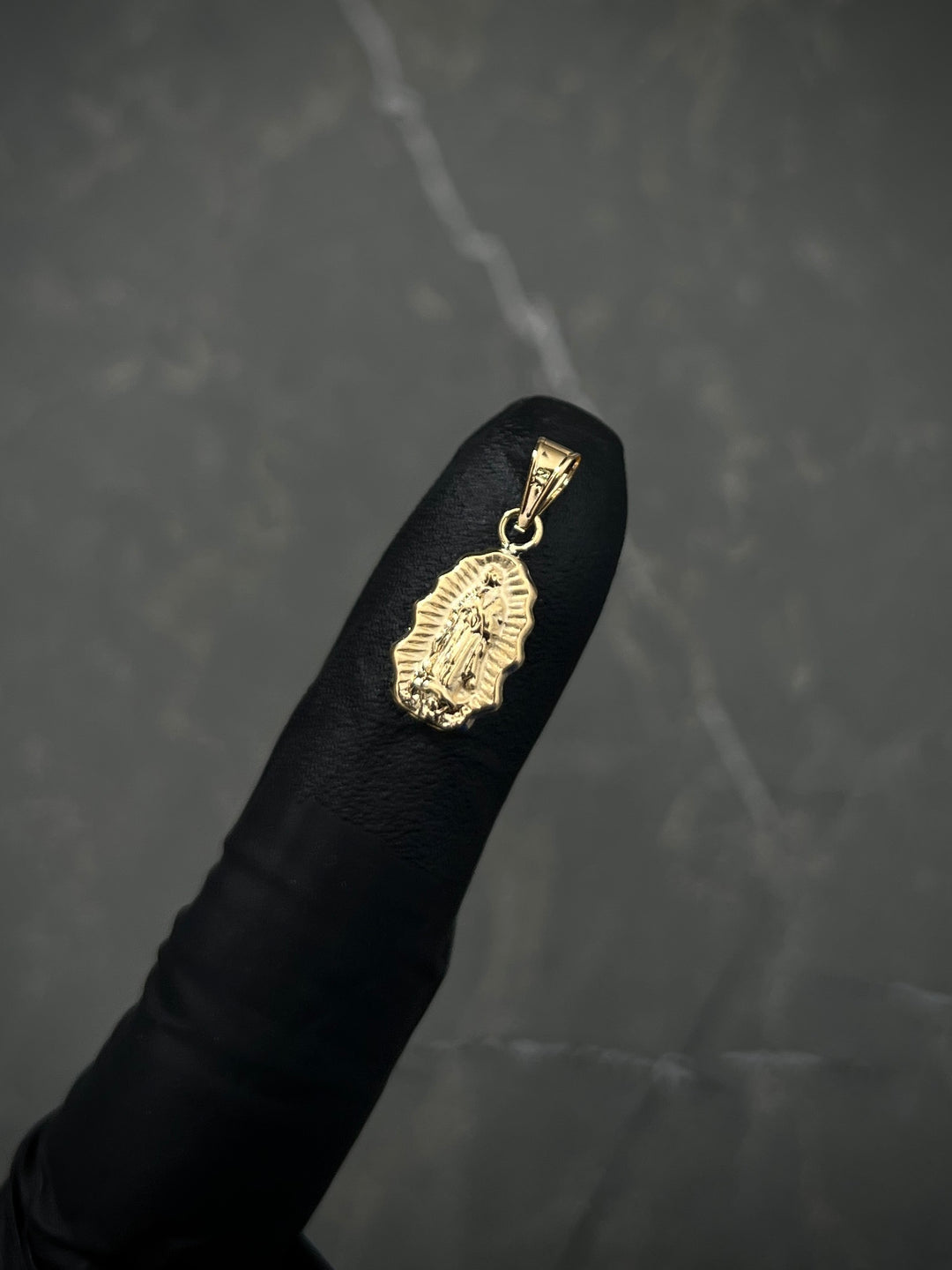 Dije virgen de guadalupe 0.55gr / Largo 1.9cm — Oro Amarillo