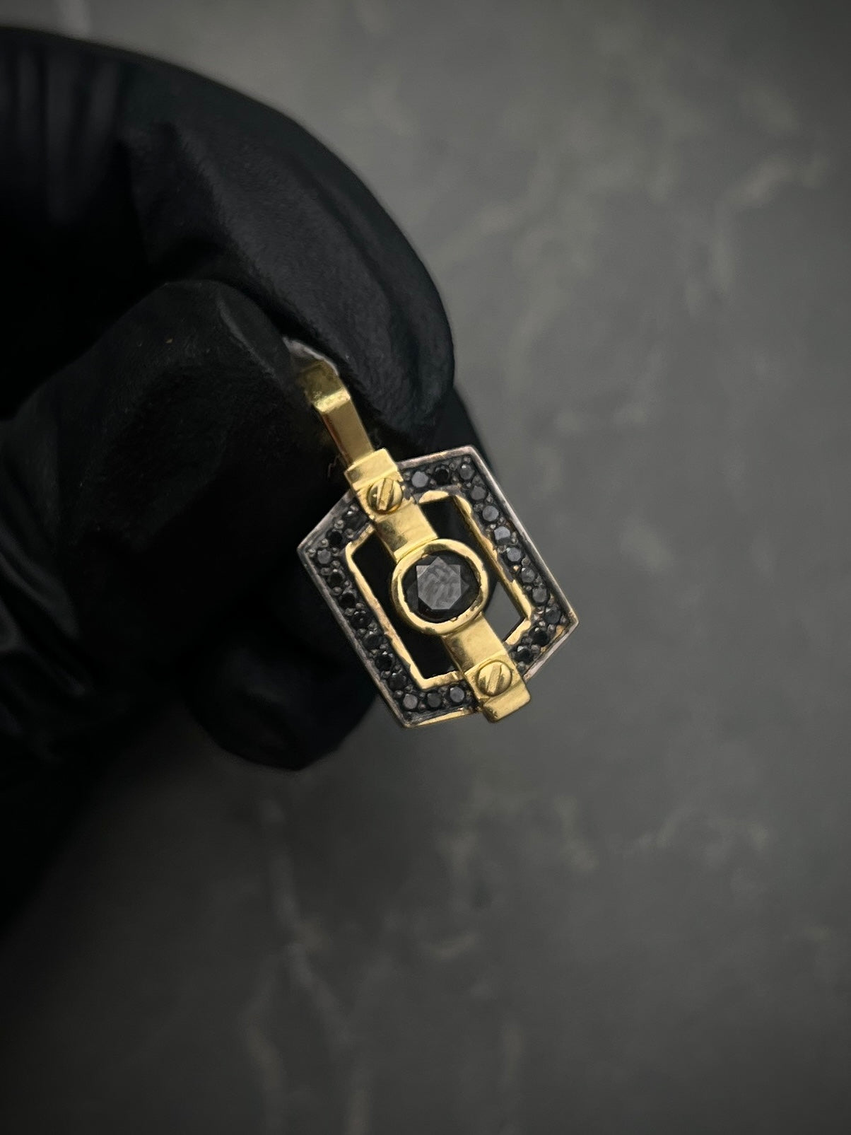 Dije de placa geometrico con DN 66pts (0.66QTS) 3.6gr / 2.5cm / Oro Amarillo Nac (Joya) B