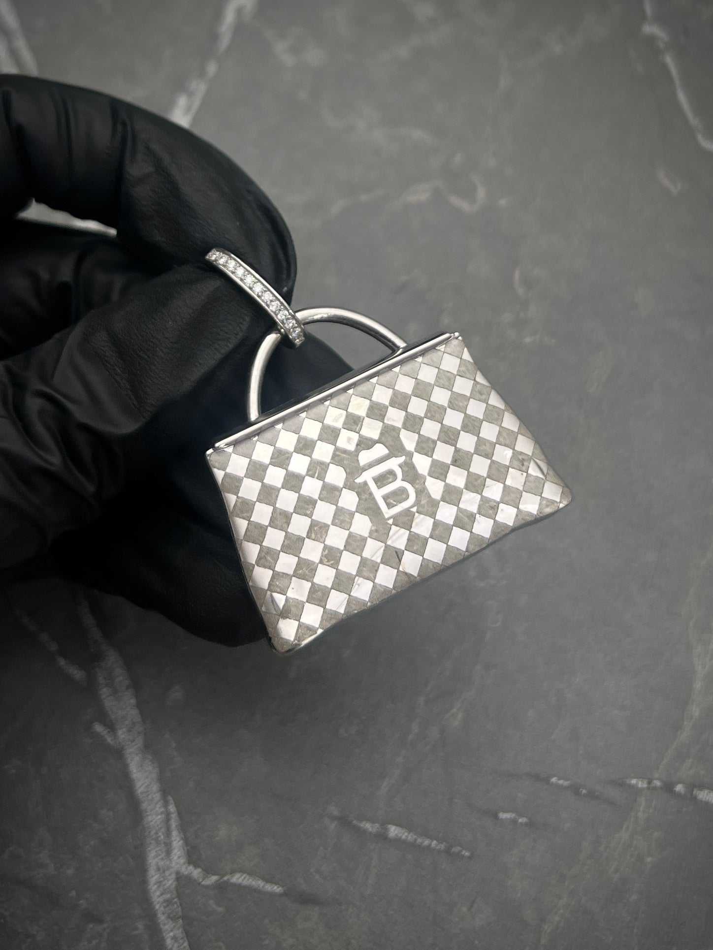 Dije de bolso con MOS 330pts (0.35QTS) 37.6gr / 4.5cm / Oro Blanco Nac (Joya) B