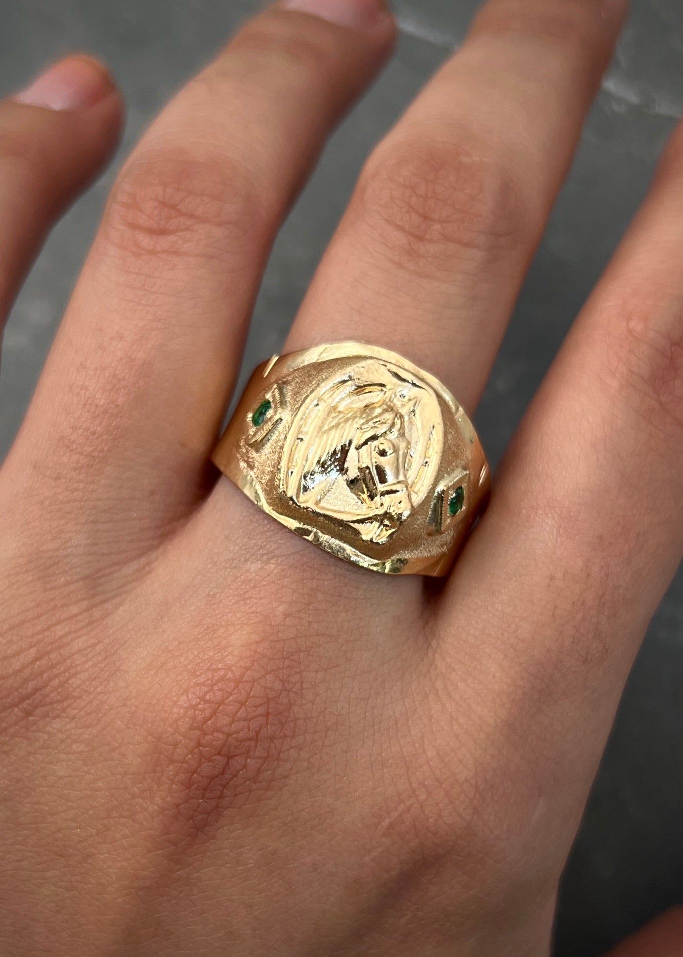 Anillo caballo con swarovski verde 3.75gr / Talla 12 3/4 / Oro Amarillo Nac B