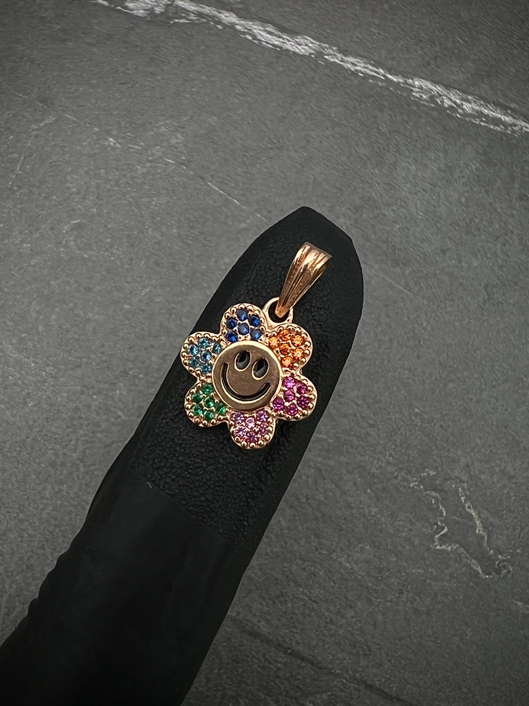 Dije flor con cara feliz 1.7gr / 2cm — Oro Rosado