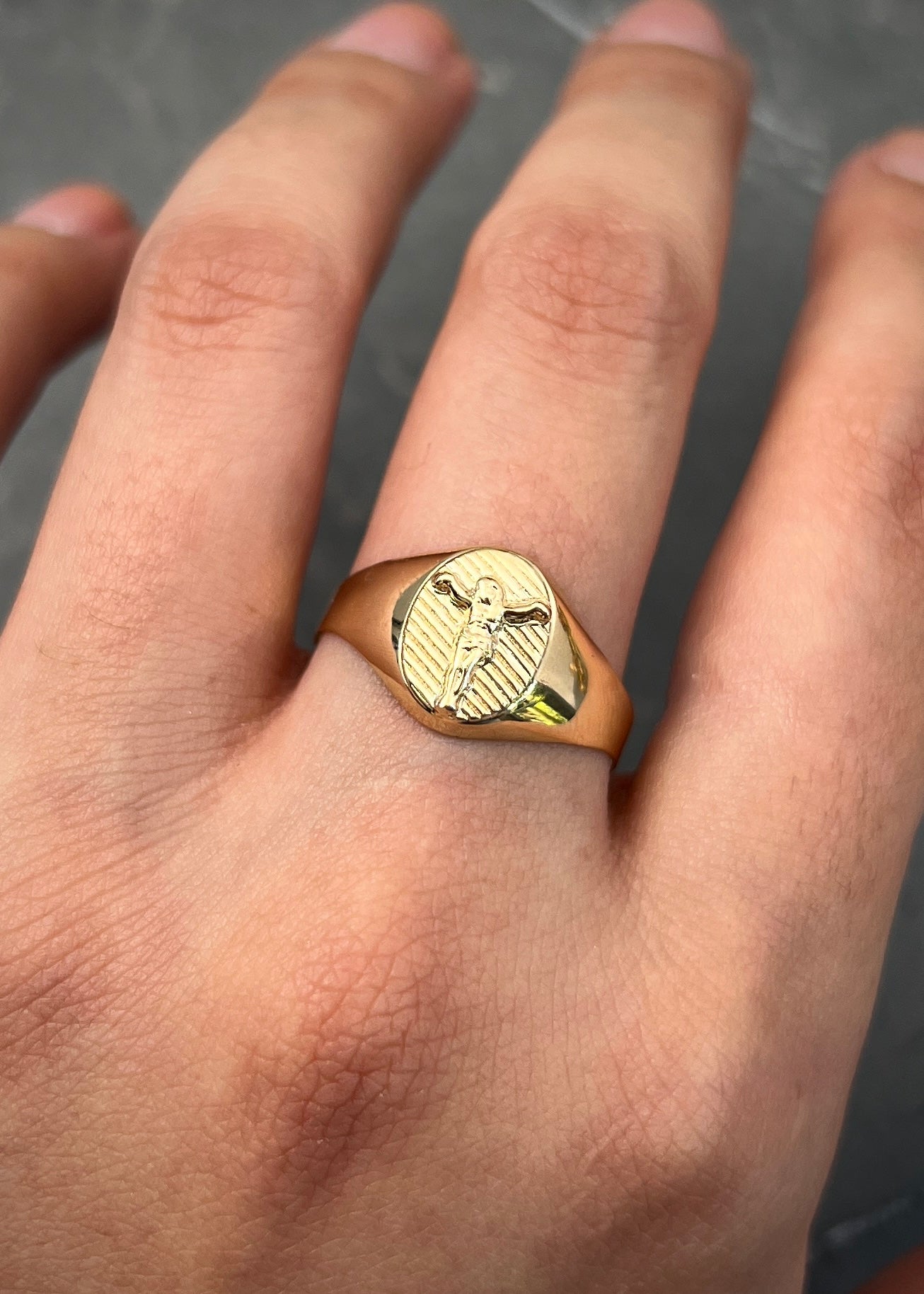Anillo cristo 2.1gr / Talla 9 3/4 / Oro Amarillo Nac B