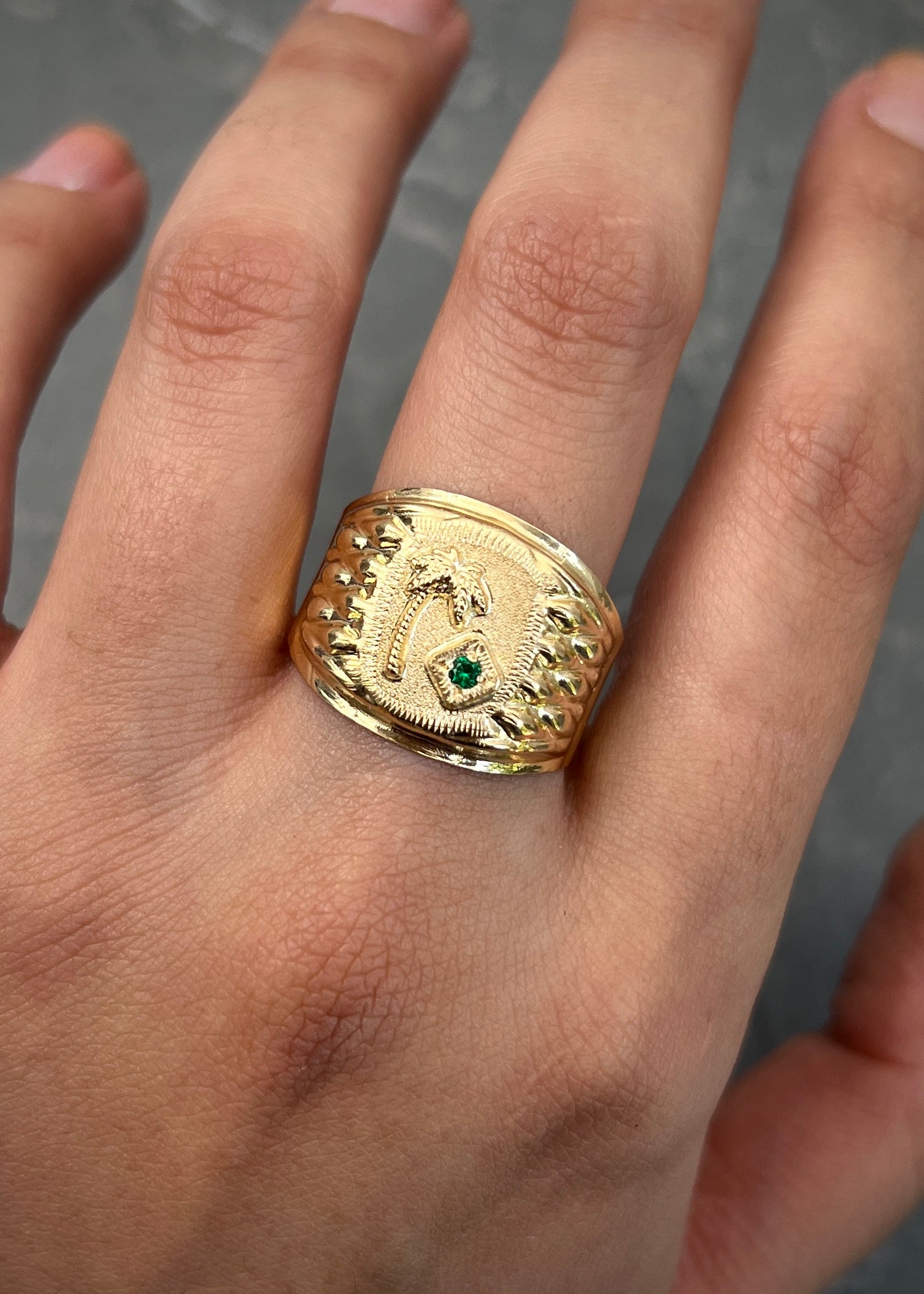 Anillo palmera con swarovski verde 3.45gr / Talla 10 1/2 / Oro Amarillo Nac M