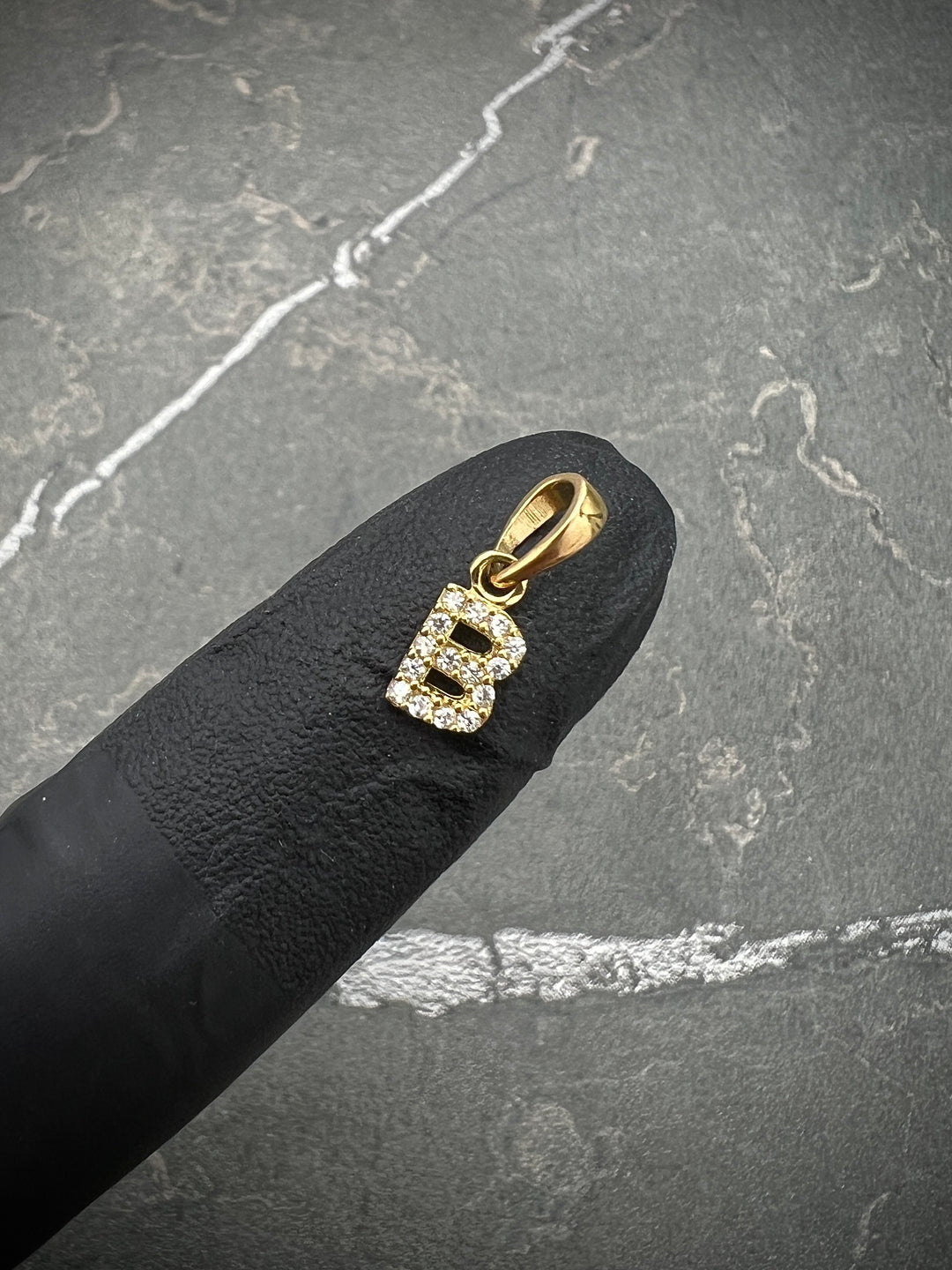 Dije de letra B con swarovski blanco 0.5gr / Largo 1.4cm — Oro Amarillo