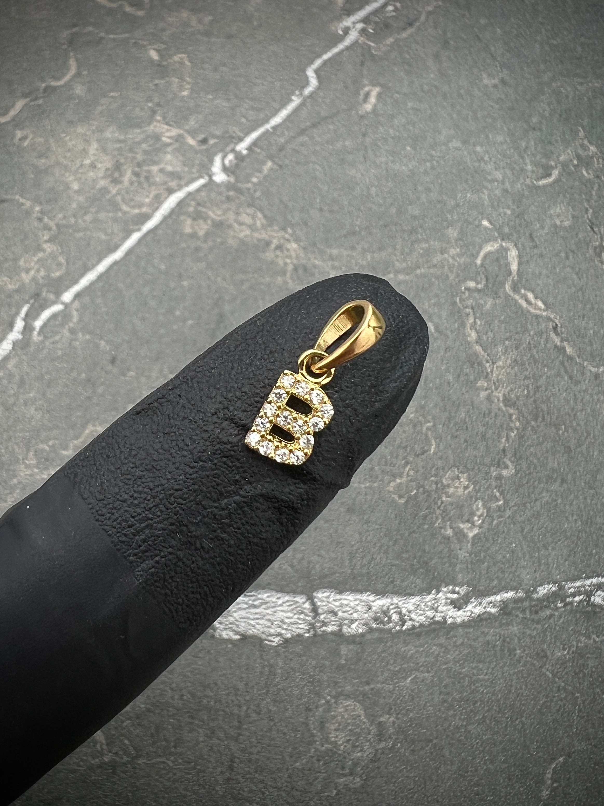 Dije de letra B con swarovski blanco 0.5gr / 1.4cm / Oro Amarillo Nac B