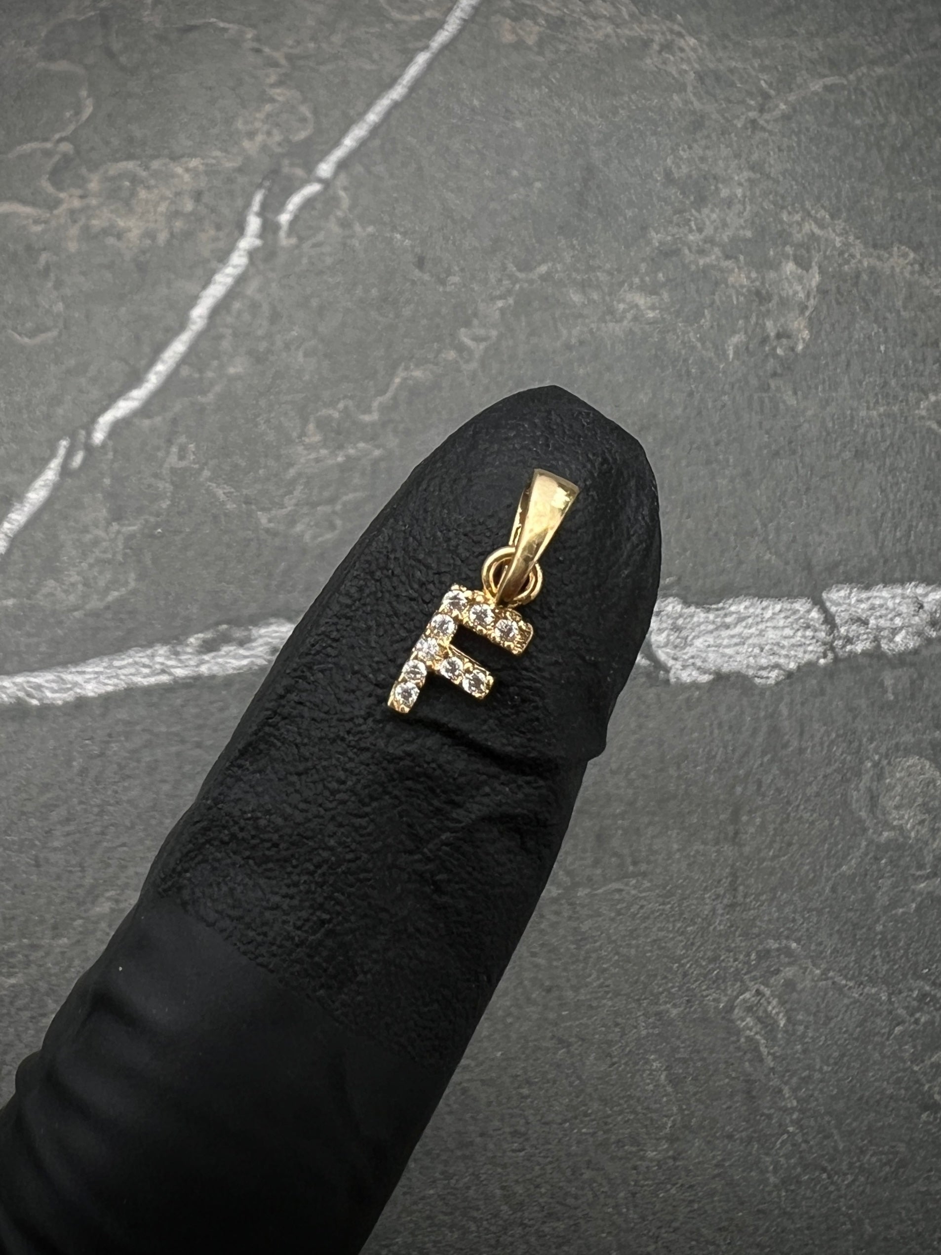 Dije de letra F con swarovski blanco 0.4gr / 1.4cm / Oro Amarillo Nac B