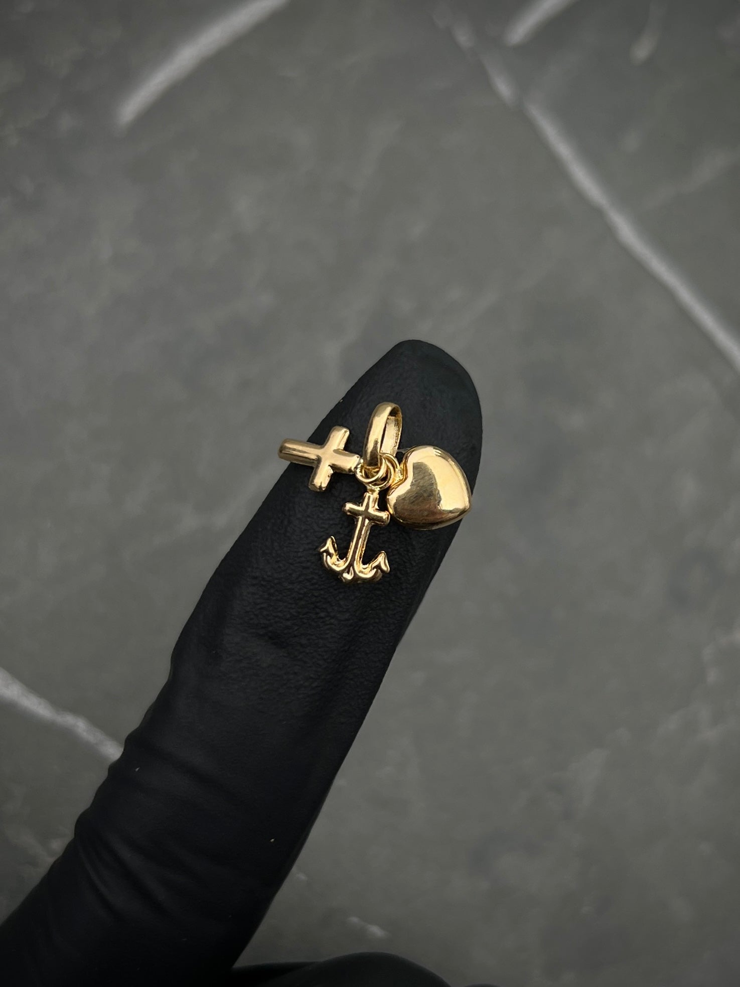 Dije de las tres gracias 0.55gr / Largo 1.5cm / Oro Amarillo Nac B