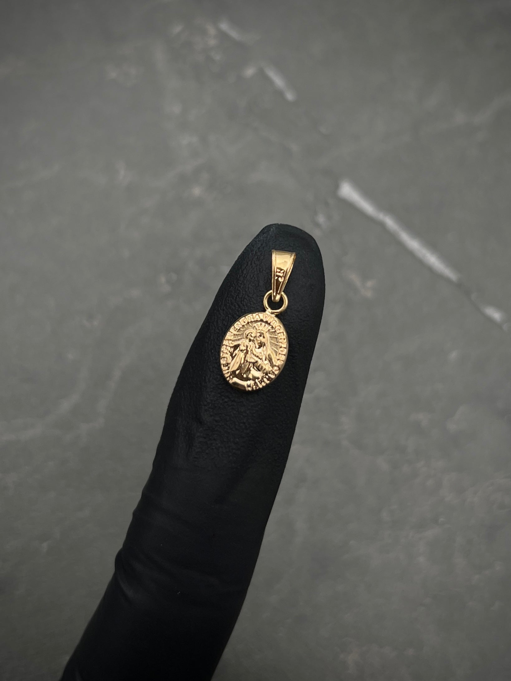 Dije virgen del carmen 0.45gr / Largo 1.8cm / Oro Amarillo Nac P
