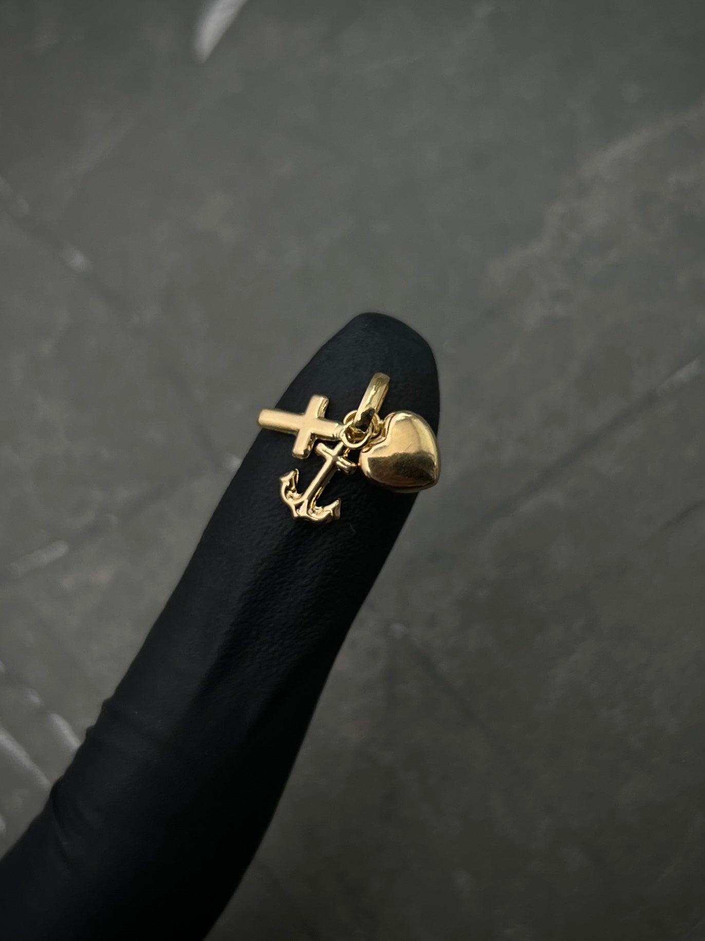 Dije de las tres gracias 0.55gr / Largo 1.5cm / Oro Amarillo Nac M