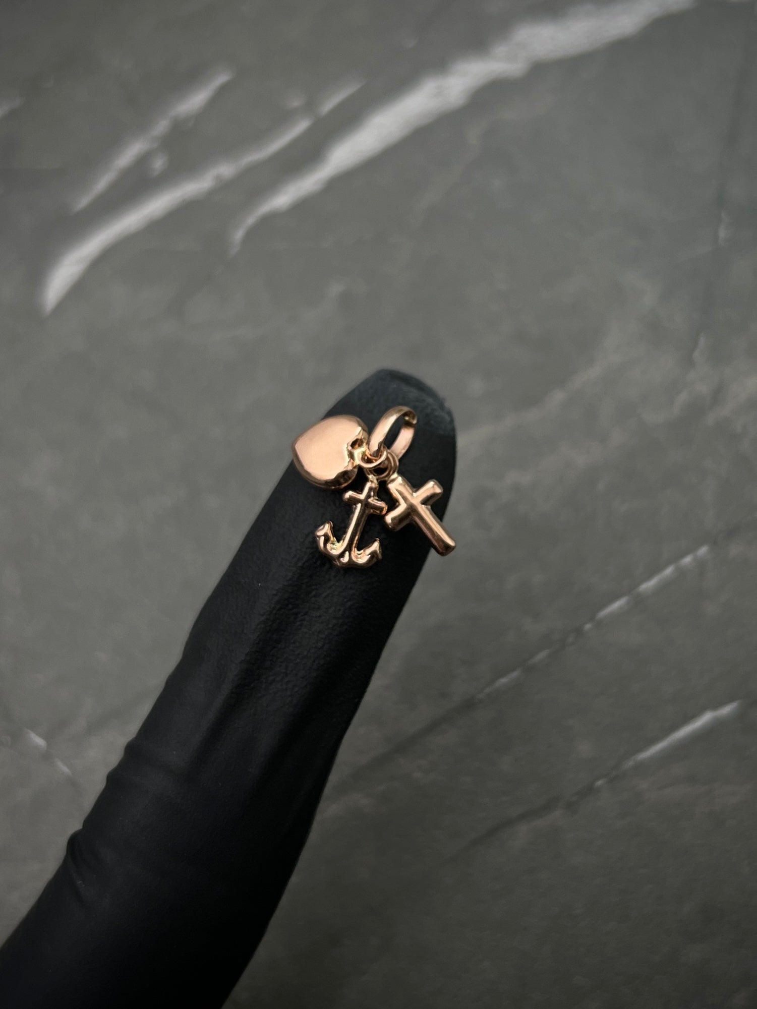 Dije de las tres gracias 0.55gr / Largo 1.5cm / Oro Rosado Nac B