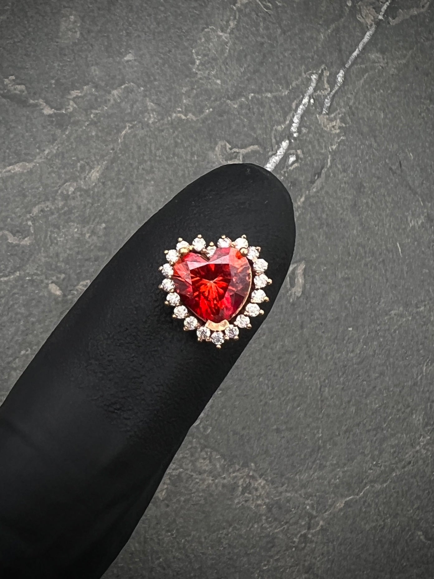 Dije de corazon con MOS roja 80pts (0.8QTS) MOS blanca 22pts (0.20QTS) 1.25gr / 1cm / Oro Rosado Nac (Joya) B