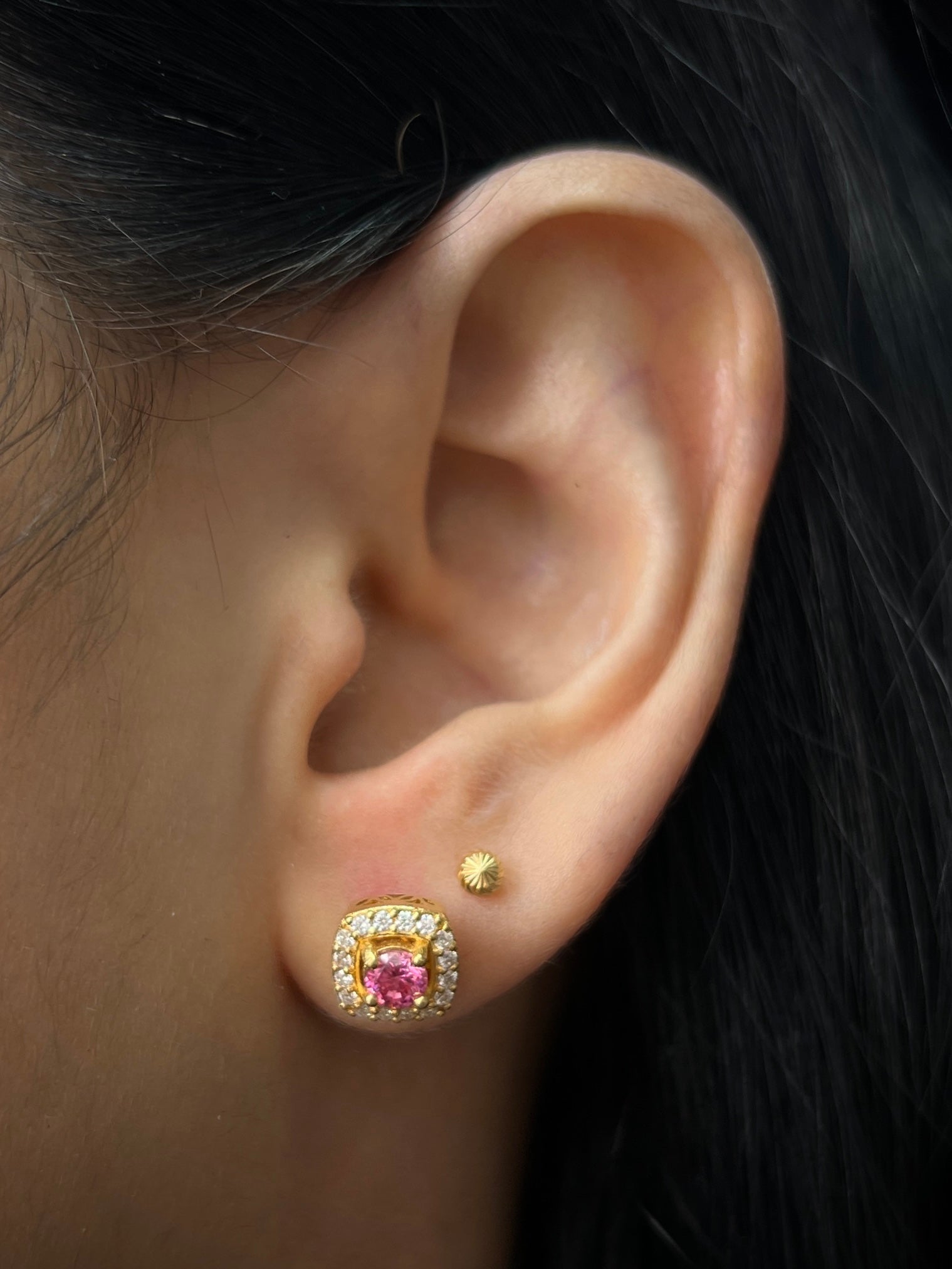 Topos con 74pts de moissanita rosada y blanca 4gr /Largo 1.6cm / Oro Amarillo Nac (Joya) B