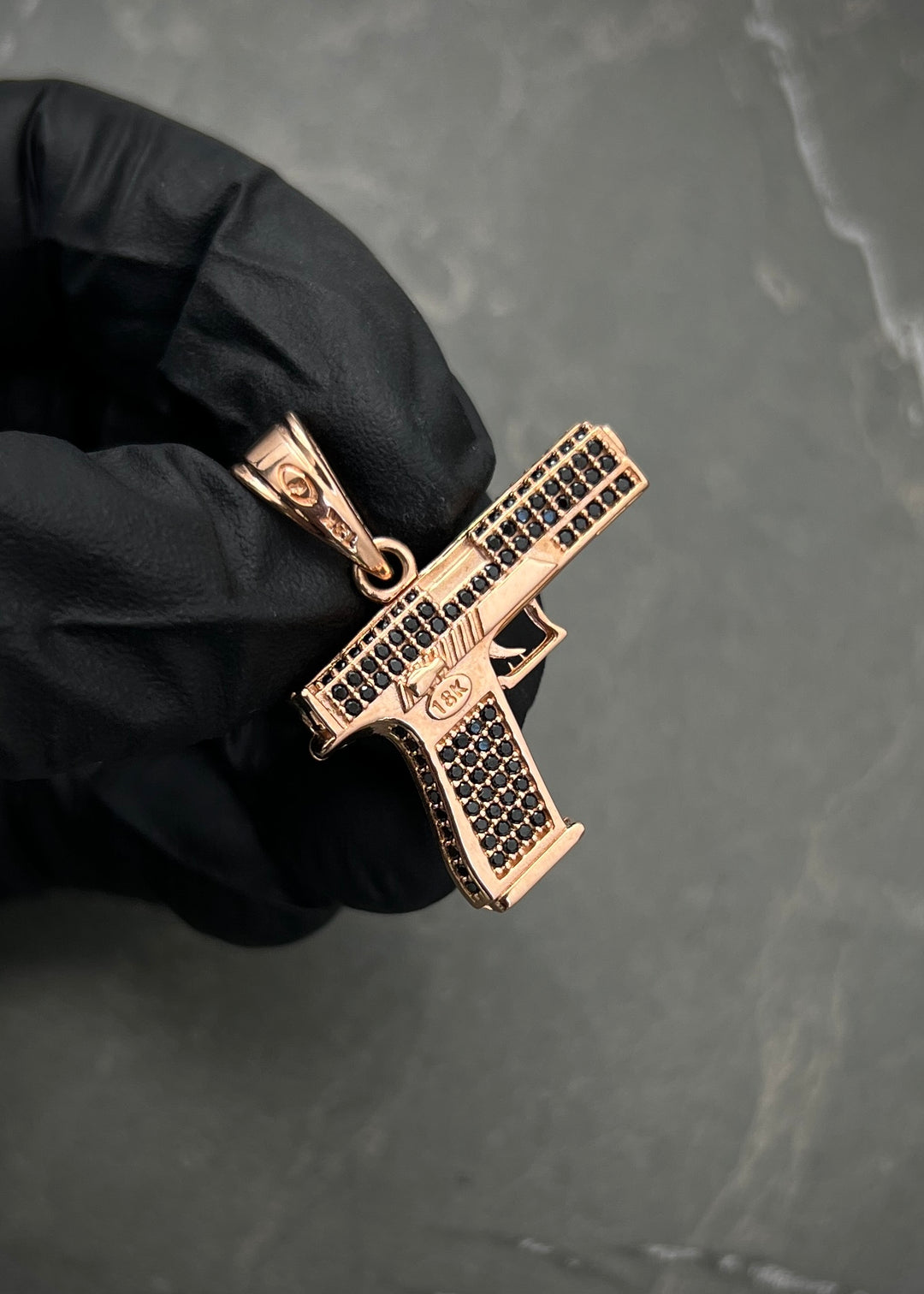 Dije pistola con swarovski negro 7gr / Largo 3cm — Oro Rosado