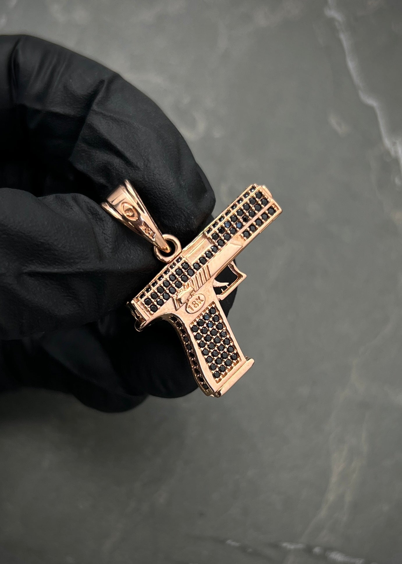 Dije pistola con swarovski negro 7gr / Largo 3cm / Oro Rosado Nac M