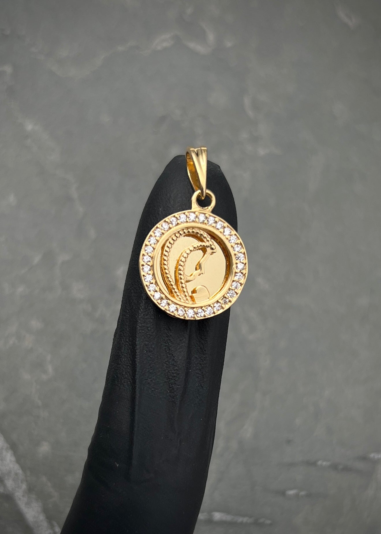 Dije medalla de la virgen maria 3.45gr / Largo 2.4cm / Oro Amarillo Nac M