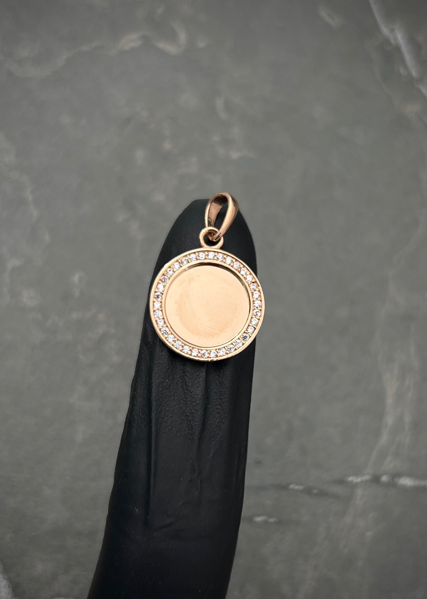 Dije medalla con swarovski blanco 2.35gr / Largo 2.3cm / Oro Rosado Nac M