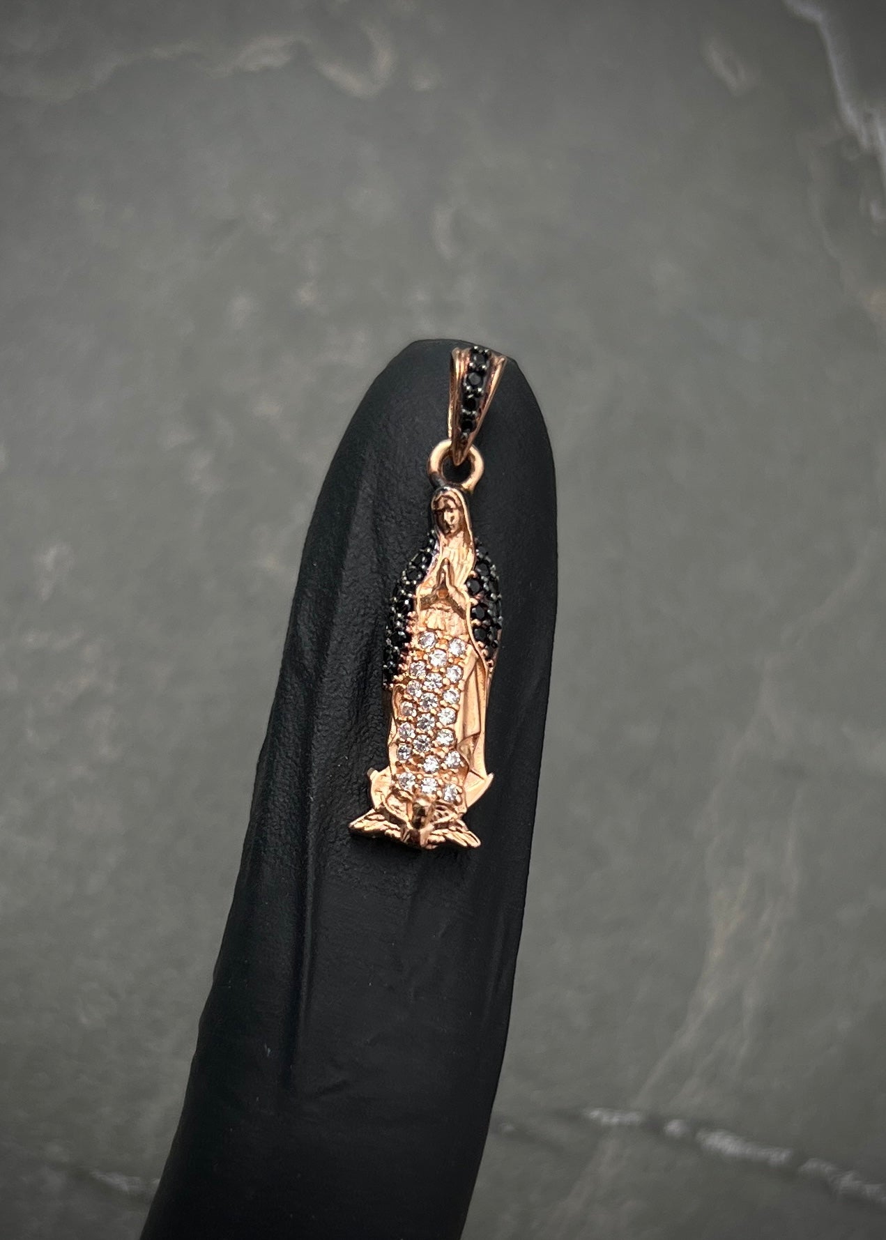 Dije virgen de guadalupe con swarovski negro 2gr / Largo 2.8cm / Oro Rosado Nac M