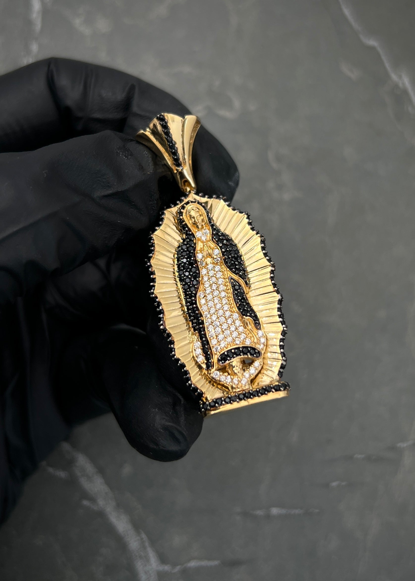 Dije virgen de guadalupe con swarovski negro 14.55gr / Largo 5cm / Oro Amarillo Nac B