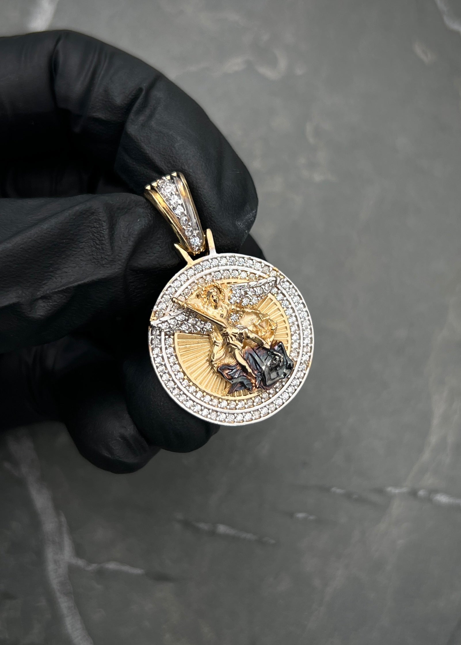 Dije medalla arcangel san miguel 8.85gr / Largo 3.5cm / Oro Amarillo Nac B