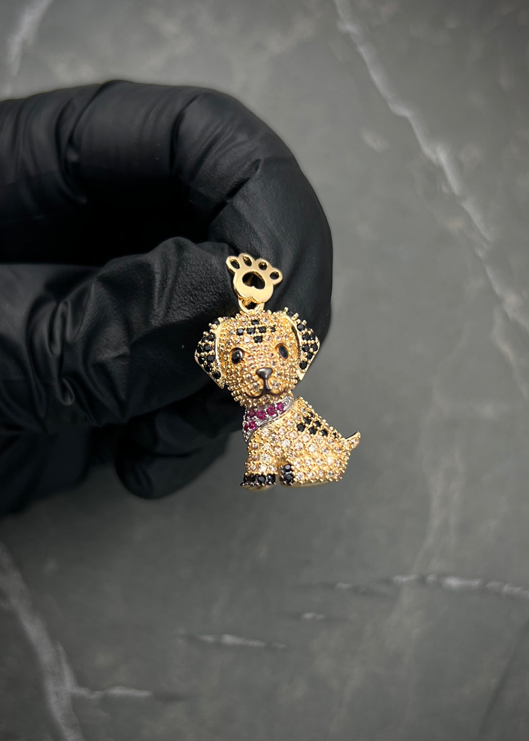 Dije perro con swarovski blanco y negro 3.7gr / Largo 2.8cm — Oro Amarillo
