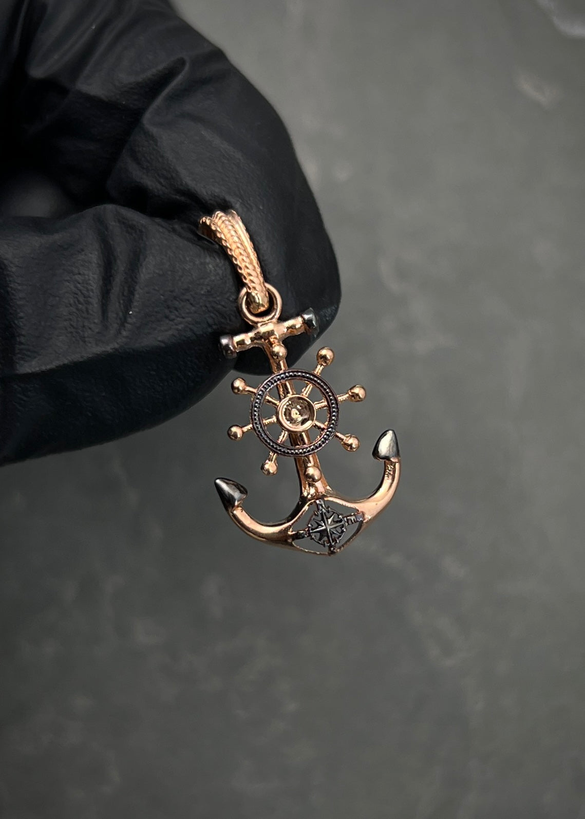 Dije ancla con timon 2.2gr / Largo 3cm / Oro Rosado Nac B