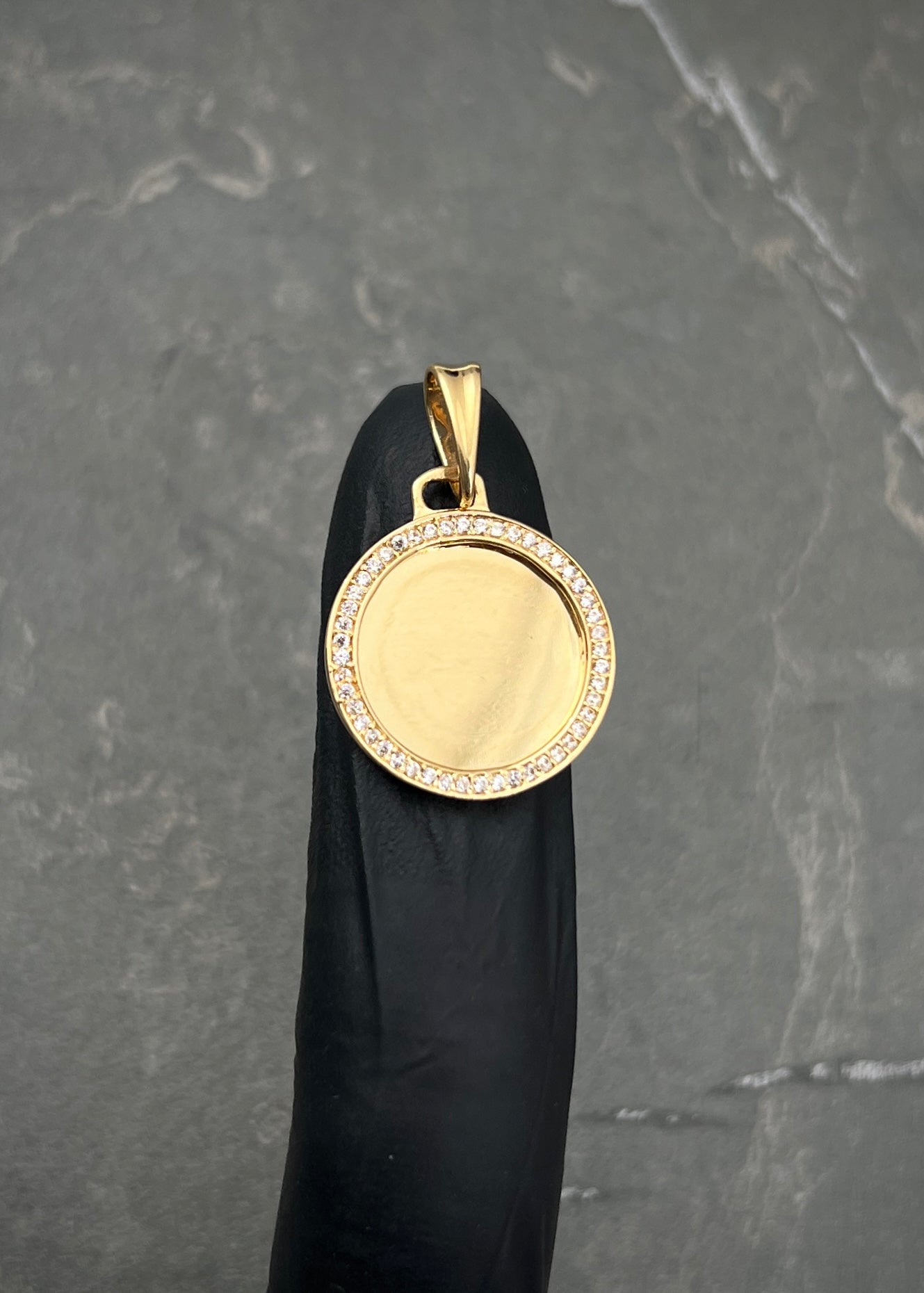 Dije medalla con swarovski blanco 3.5gr / Largo 3cm / Oro Amarillo Nac B