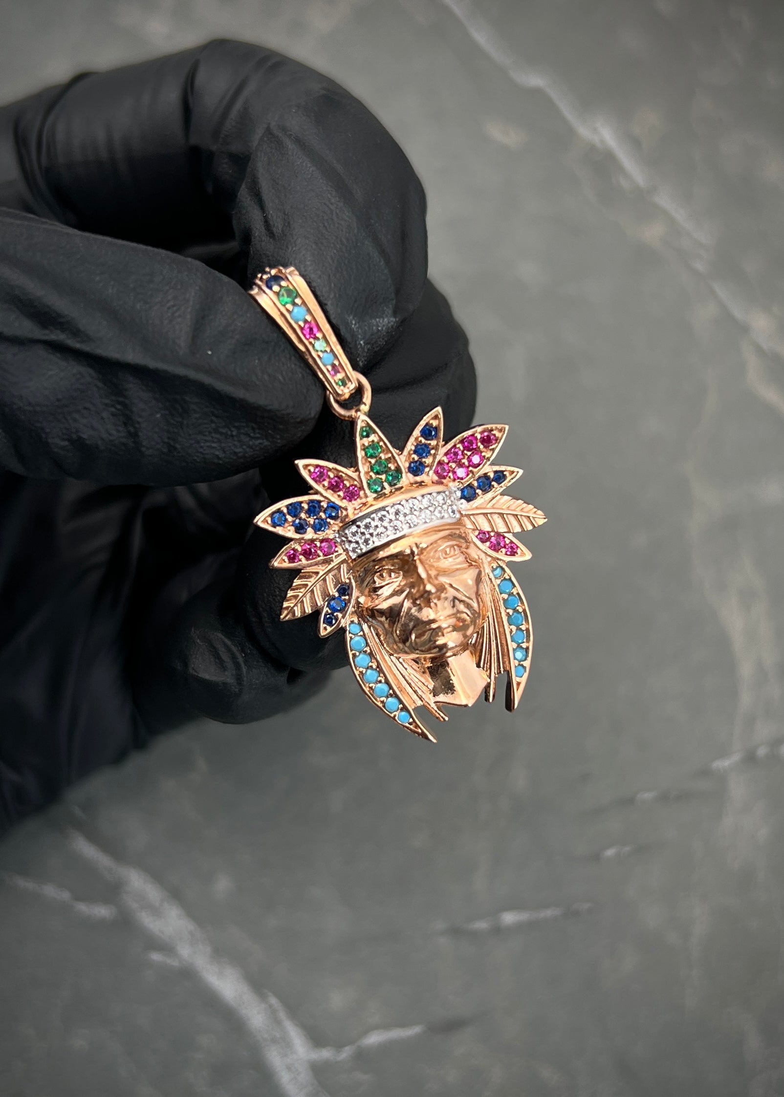 Dije indio con swarovski multicolor 5.4gr / Largo 3.9cm / Oro Rosado Nac P