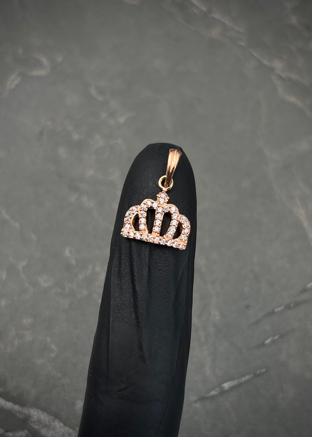 Dije corona con swarovski blanco 1.05gr / Largo 1.7cm — Oro Rosado