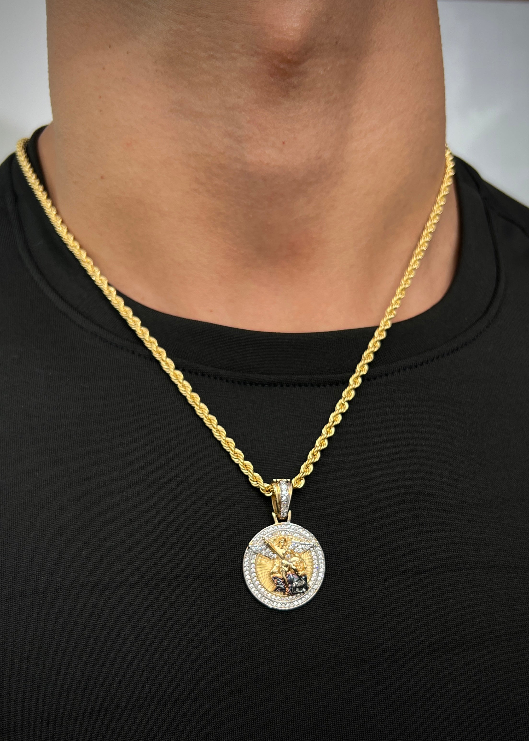 Dije medalla arcangel san miguel 8.85gr / Largo 3.5cm / Oro Amarillo Nac B