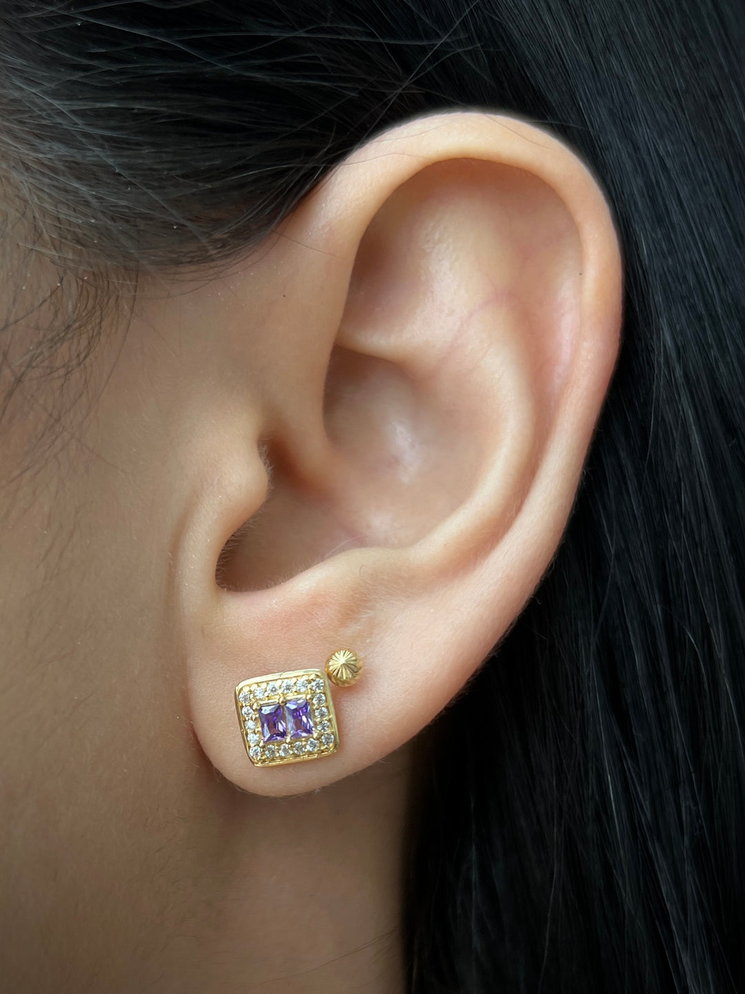 Topos Cuadrado COn SWarovskis Morados y blancos 1.8gr / LArgo 0.8cm — Oro Amarillo